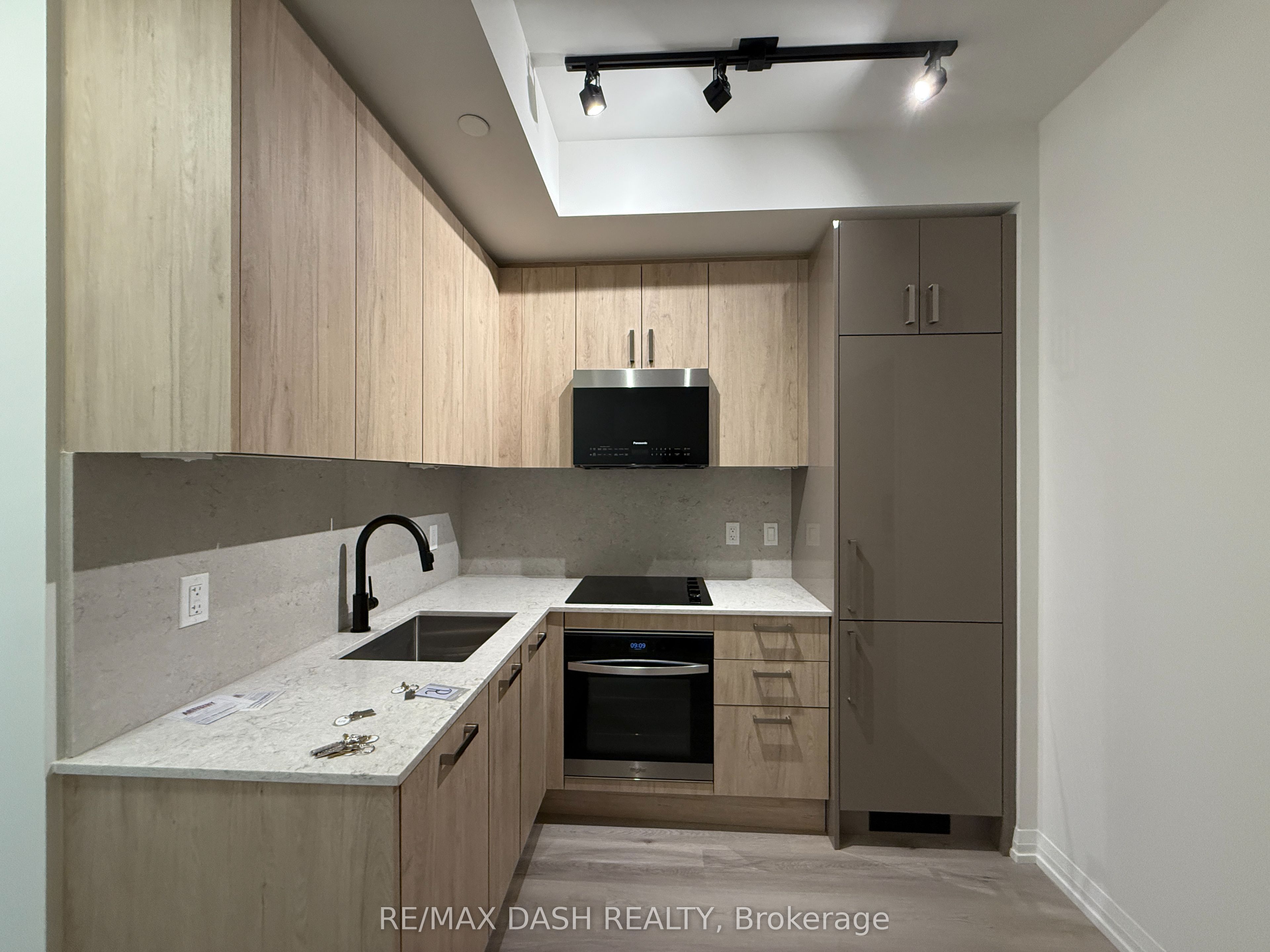 280 Dundas Street W 712, Toronto, ON M5T 0E3 photo 2