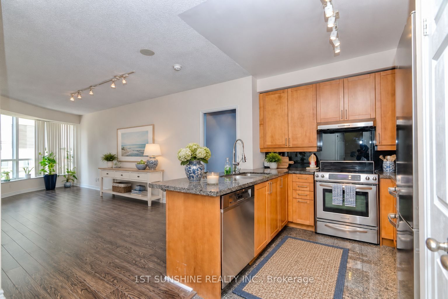 55 Bloor Street E 1805, Toronto, ON M4W 3W6 photo 2