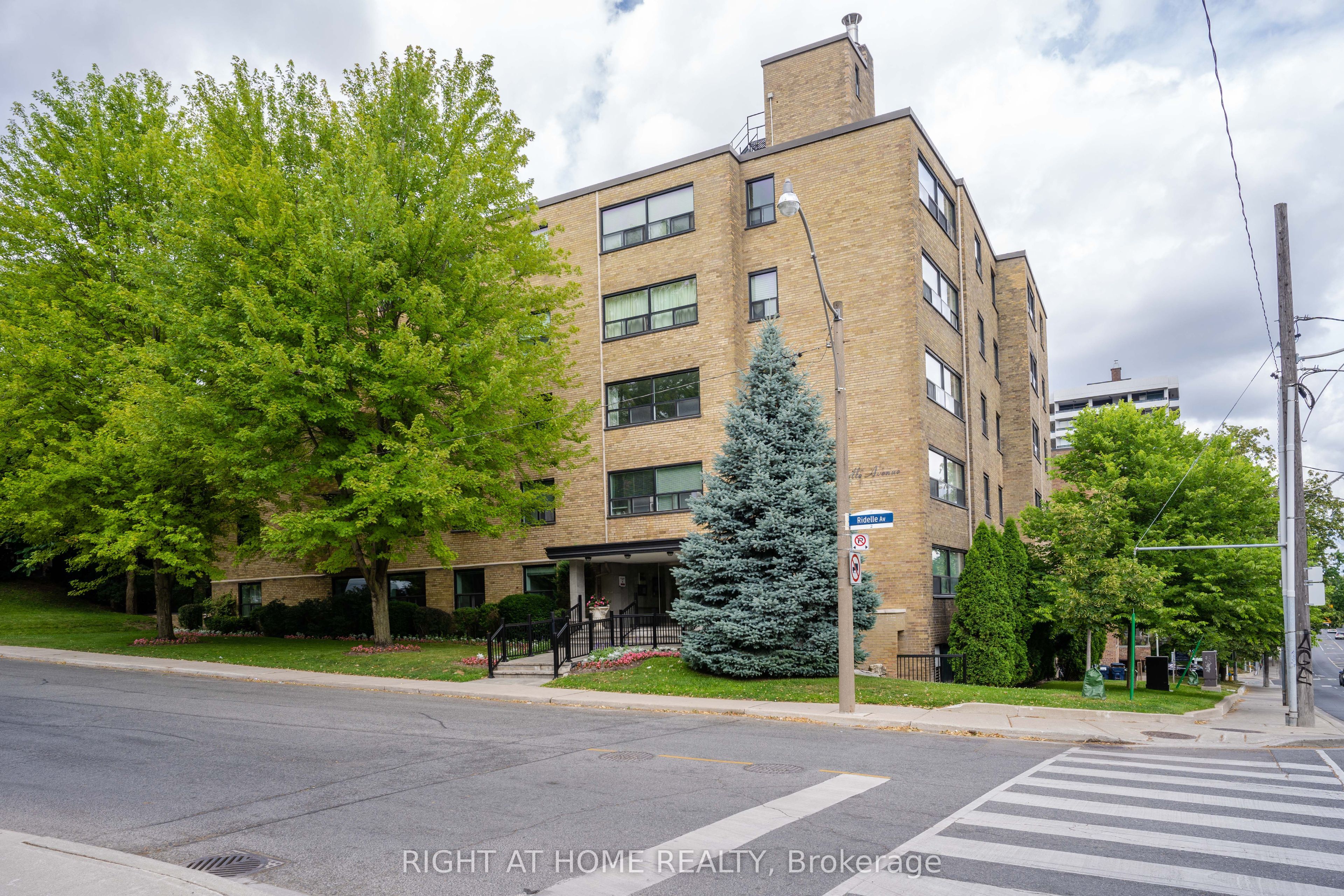 2 Ridelle Avenue 502, Toronto, ON M6B 1H4