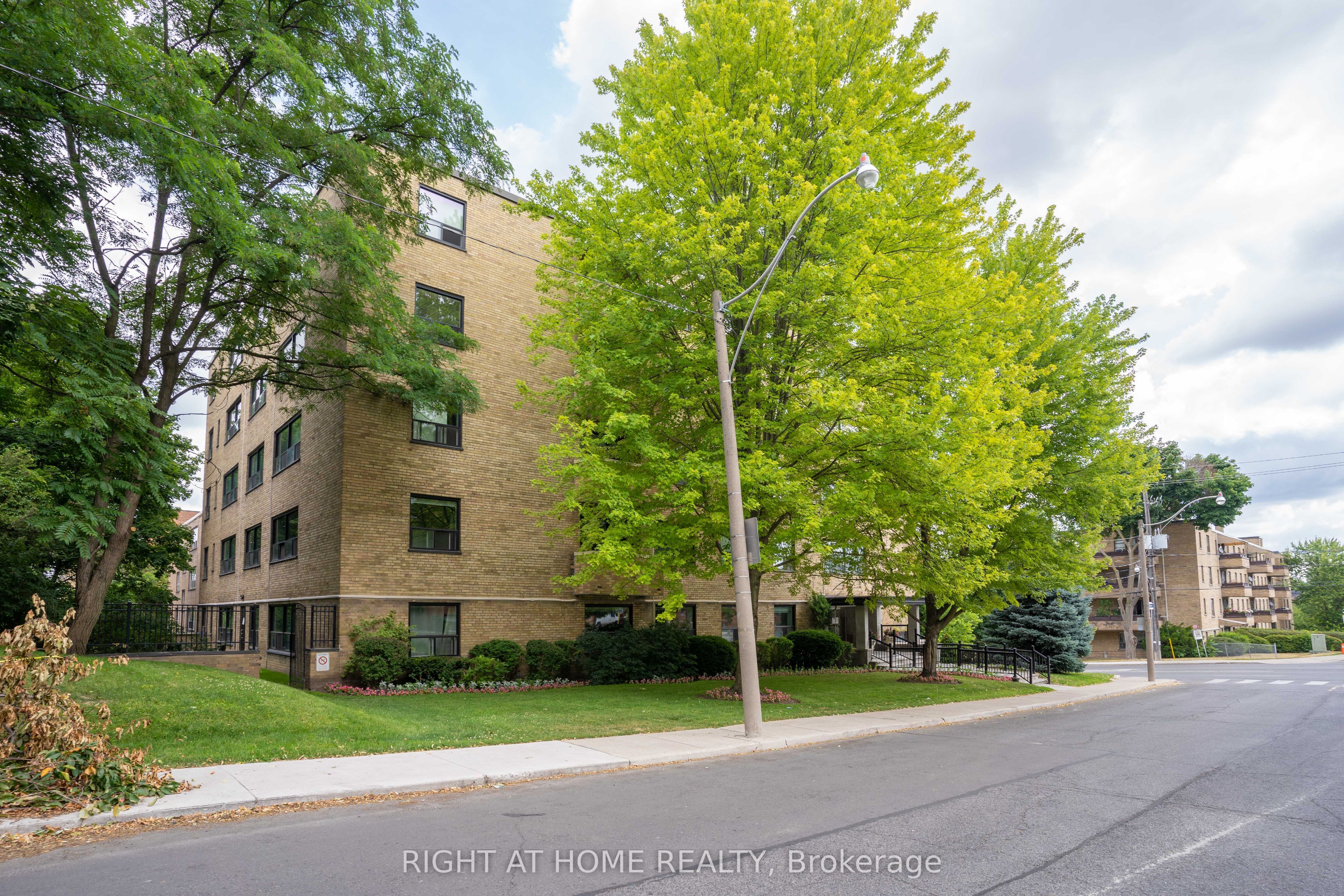 2 Ridelle Avenue 502, Toronto, ON M6B 1H4 photo 2