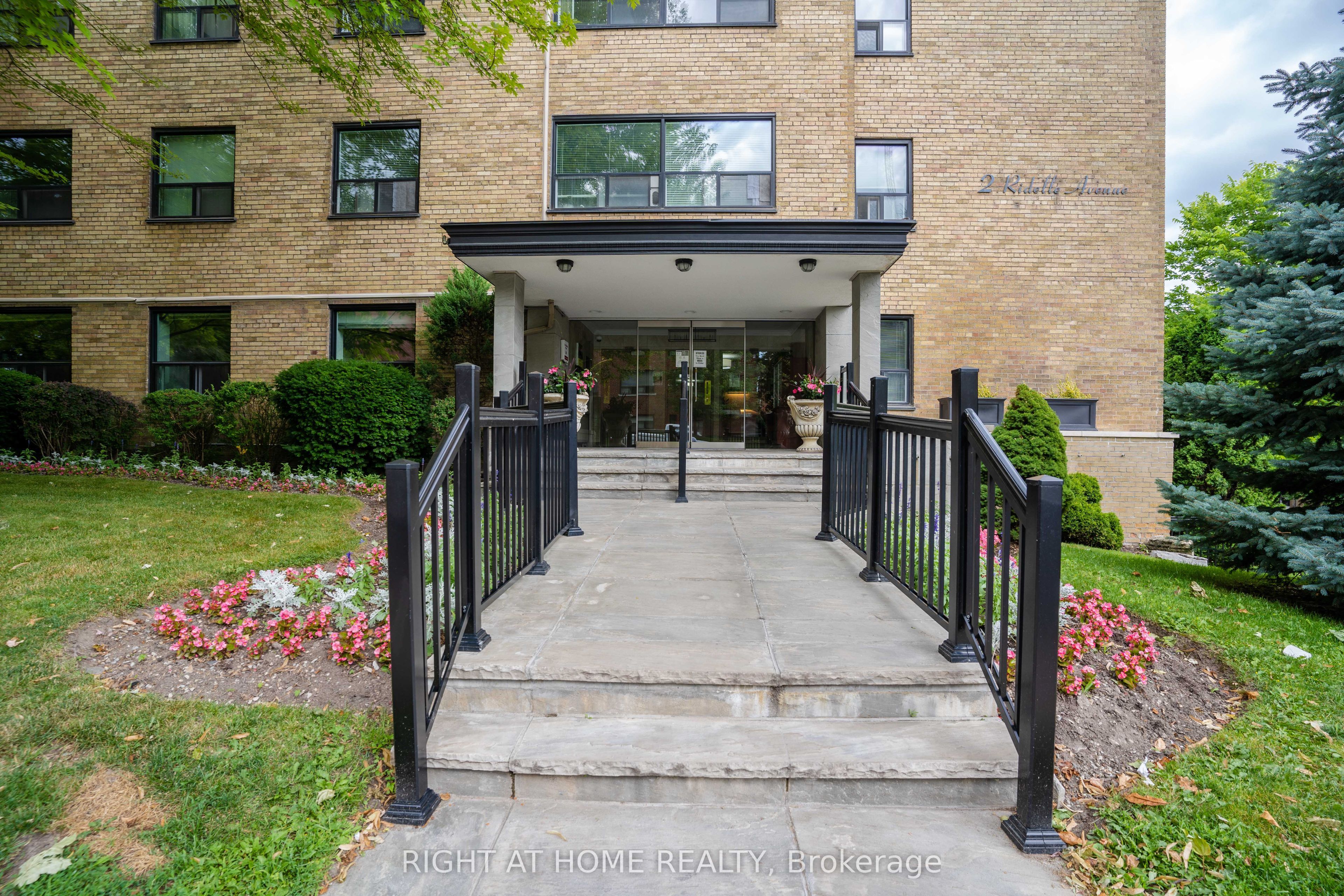 2 Ridelle Avenue 502, Toronto, ON M6B 1H4 photo 3