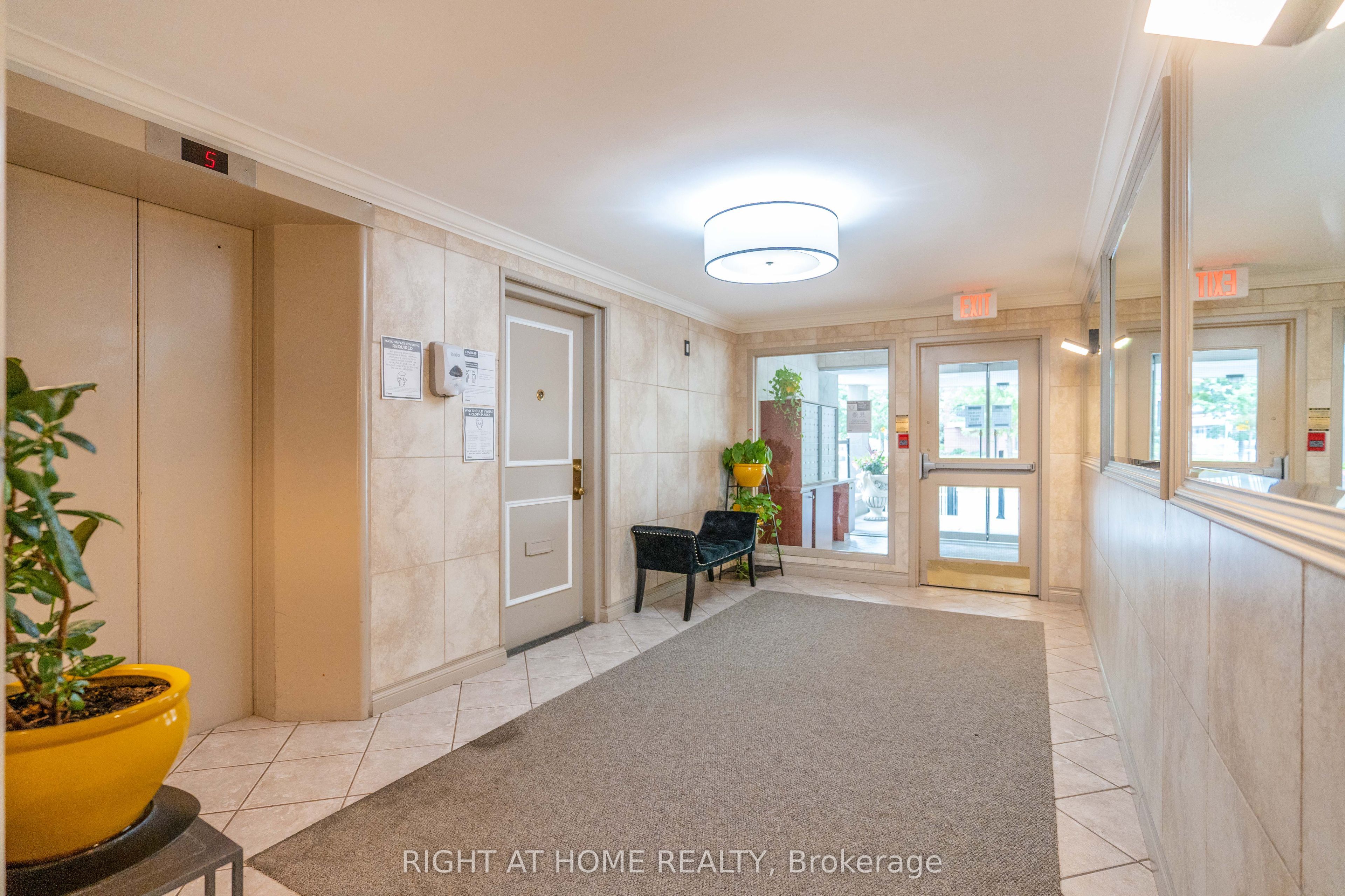 2 Ridelle Avenue 502, Toronto, ON M6B 1H4 photo 5