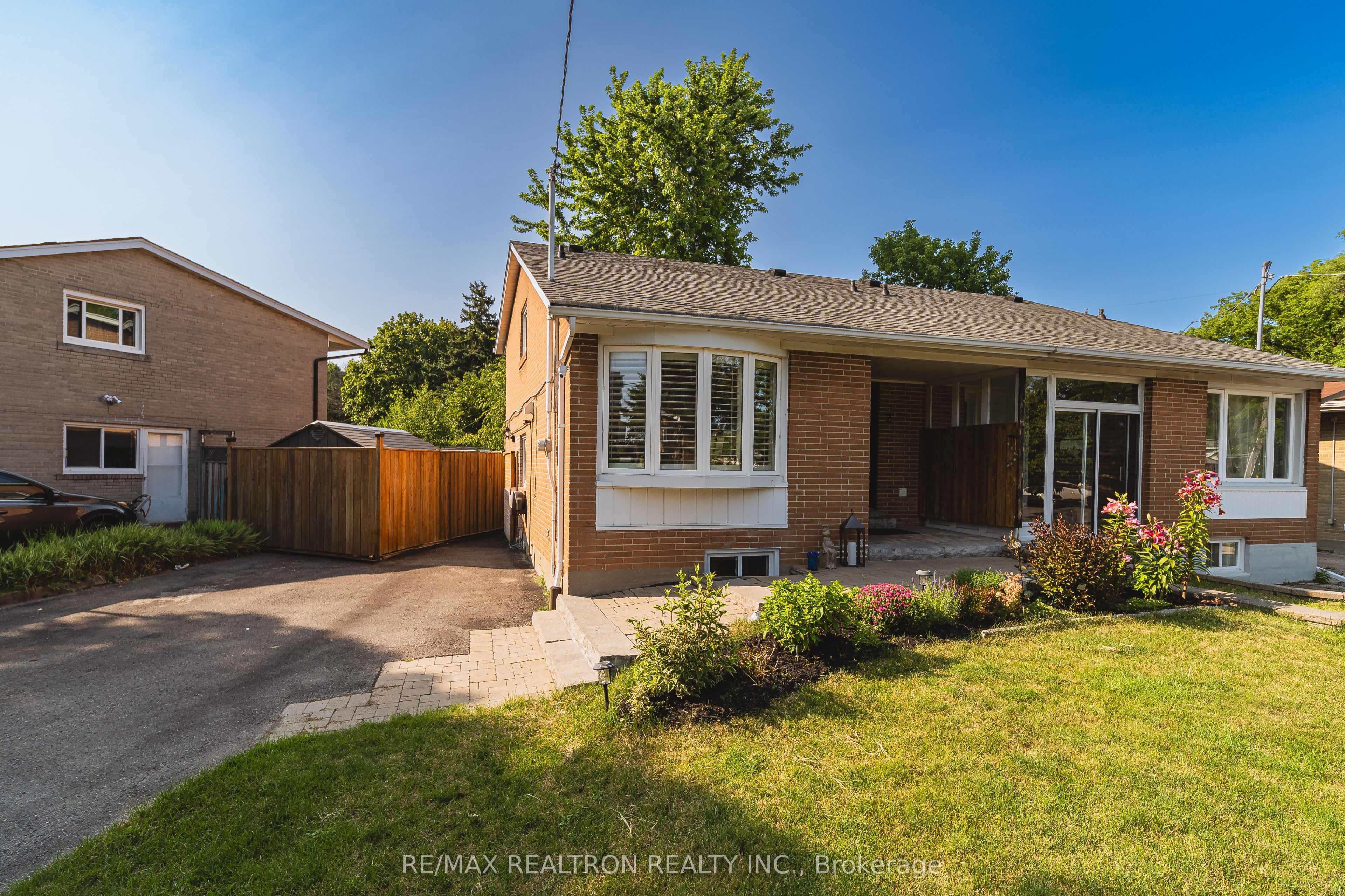 2 Lynedock Crescent, Toronto, ON M3A 2A8 photo 3