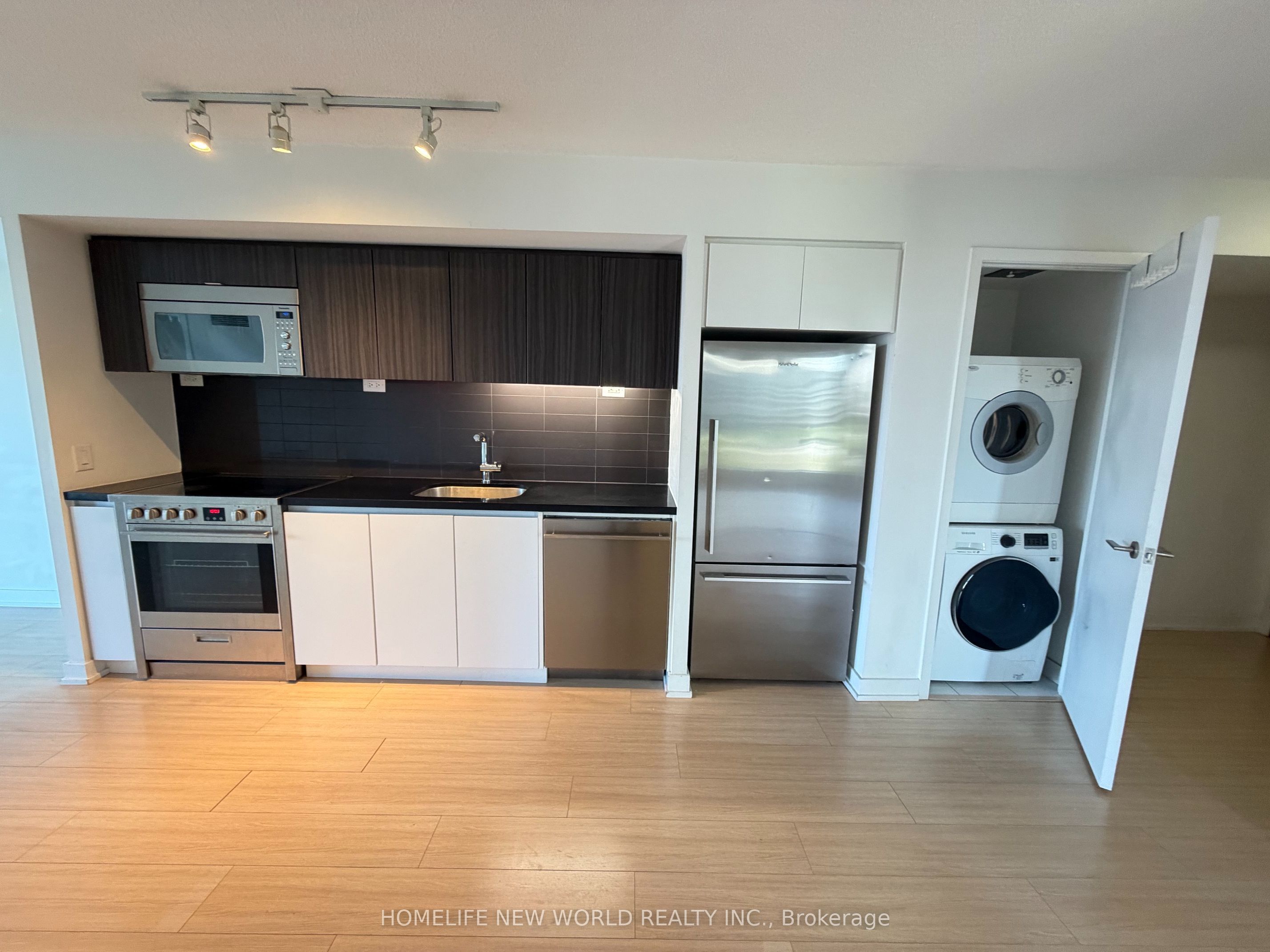 85 Queens Wharf Road 721, Toronto, ON M5V 0J8