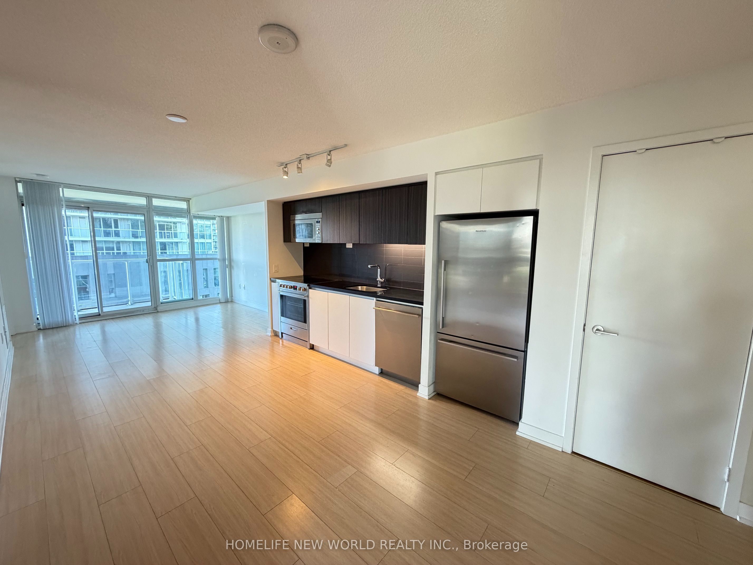 85 Queens Wharf Road 721, Toronto, ON M5V 0J8 photo 2