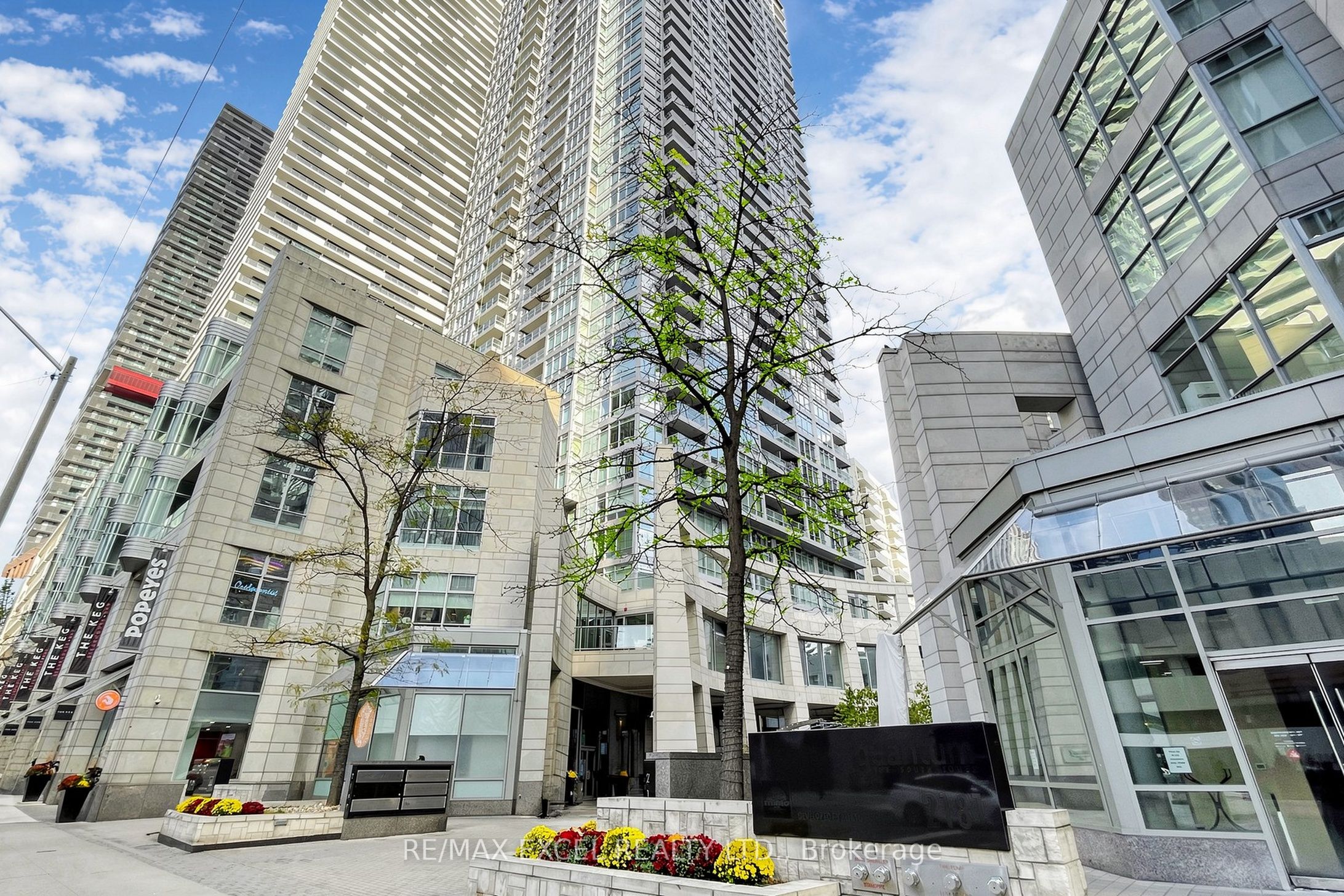 2191 Yonge Street 3111, Toronto, ON M4S 3H8 photo 3