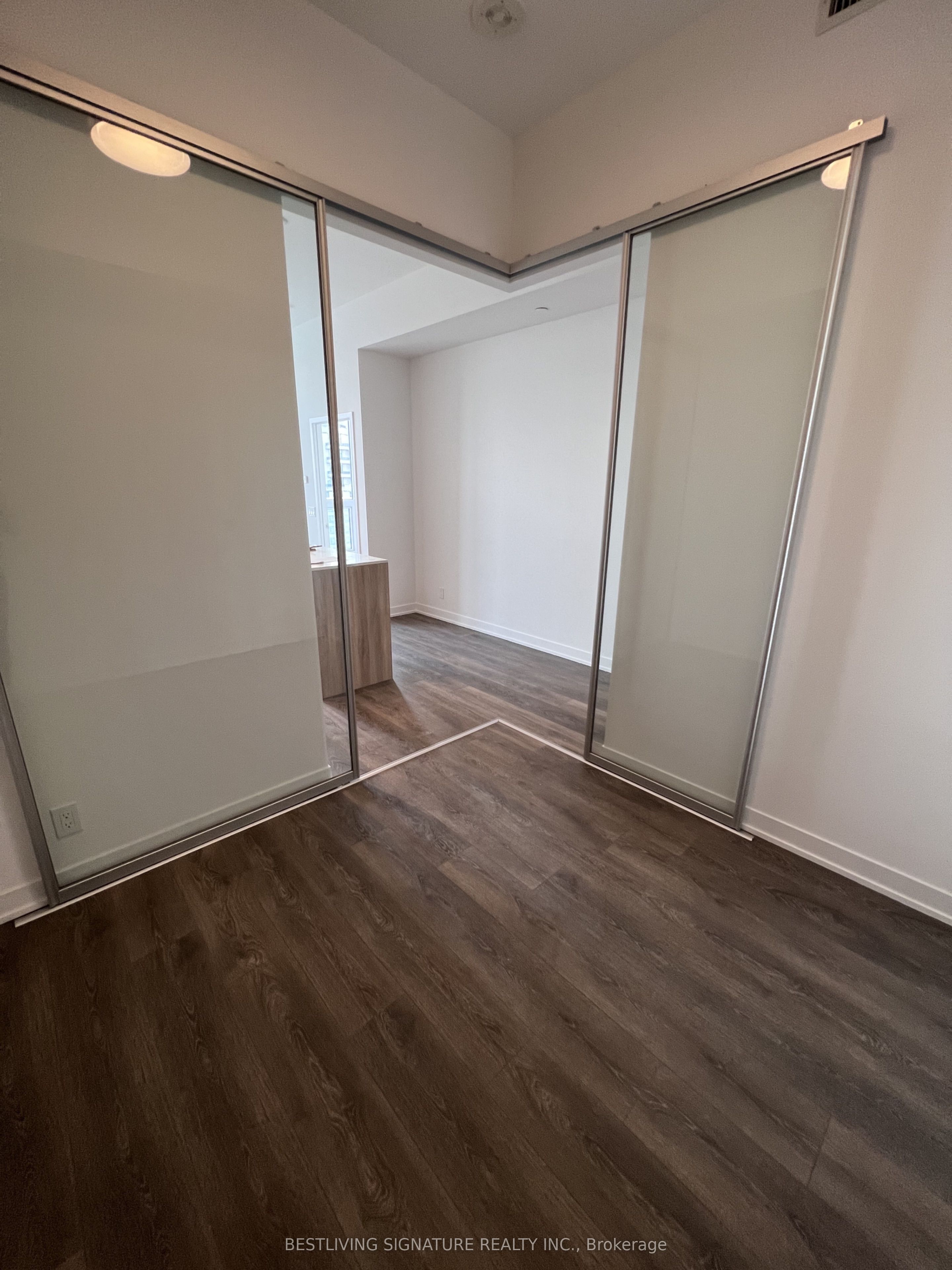 15 Holmes Avenue 2401, Toronto, ON M2N 0L4 photo 3