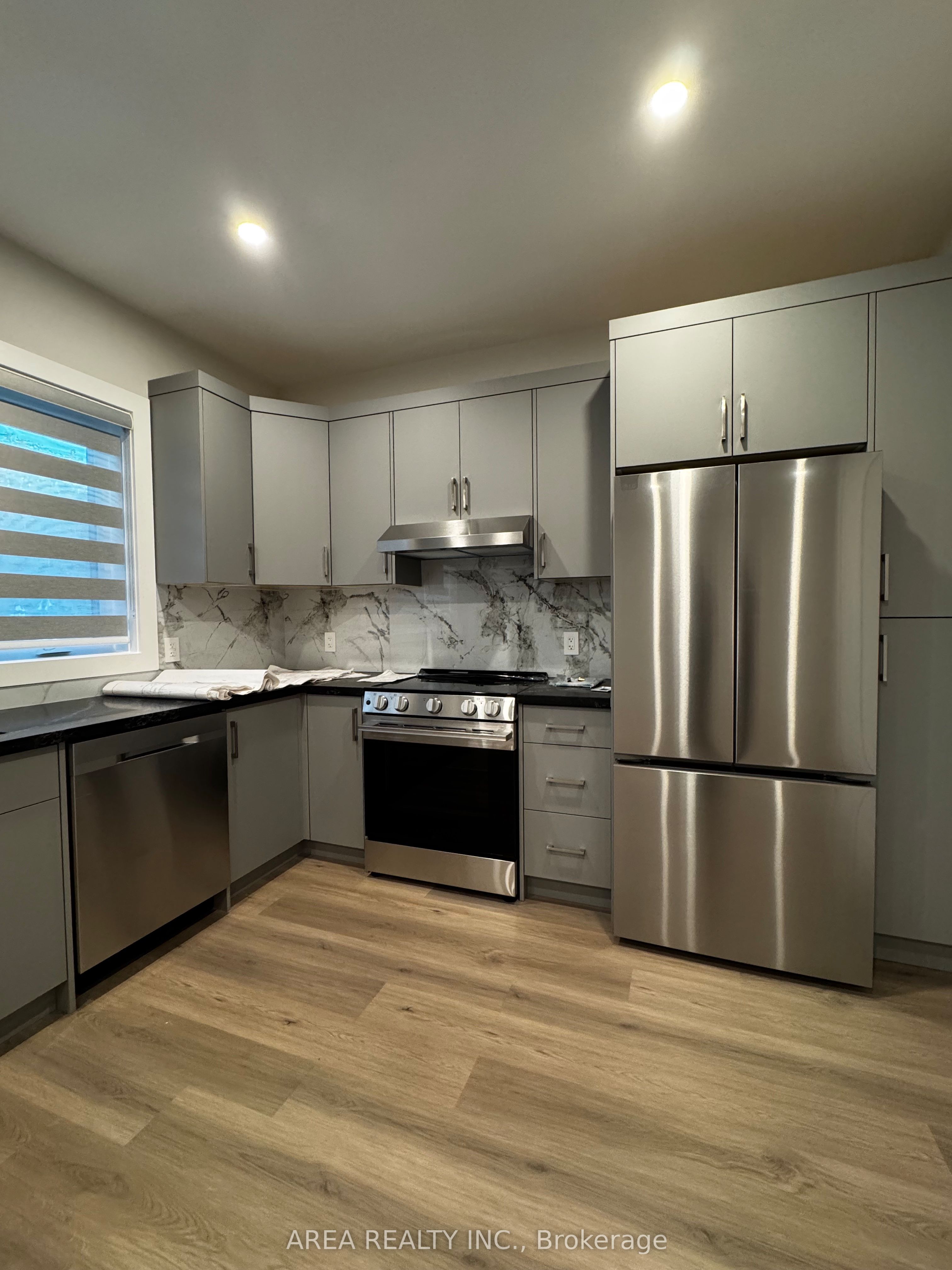 501 Northcliffe Boulevard Main, Toronto, ON M6E 3L4 photo 2