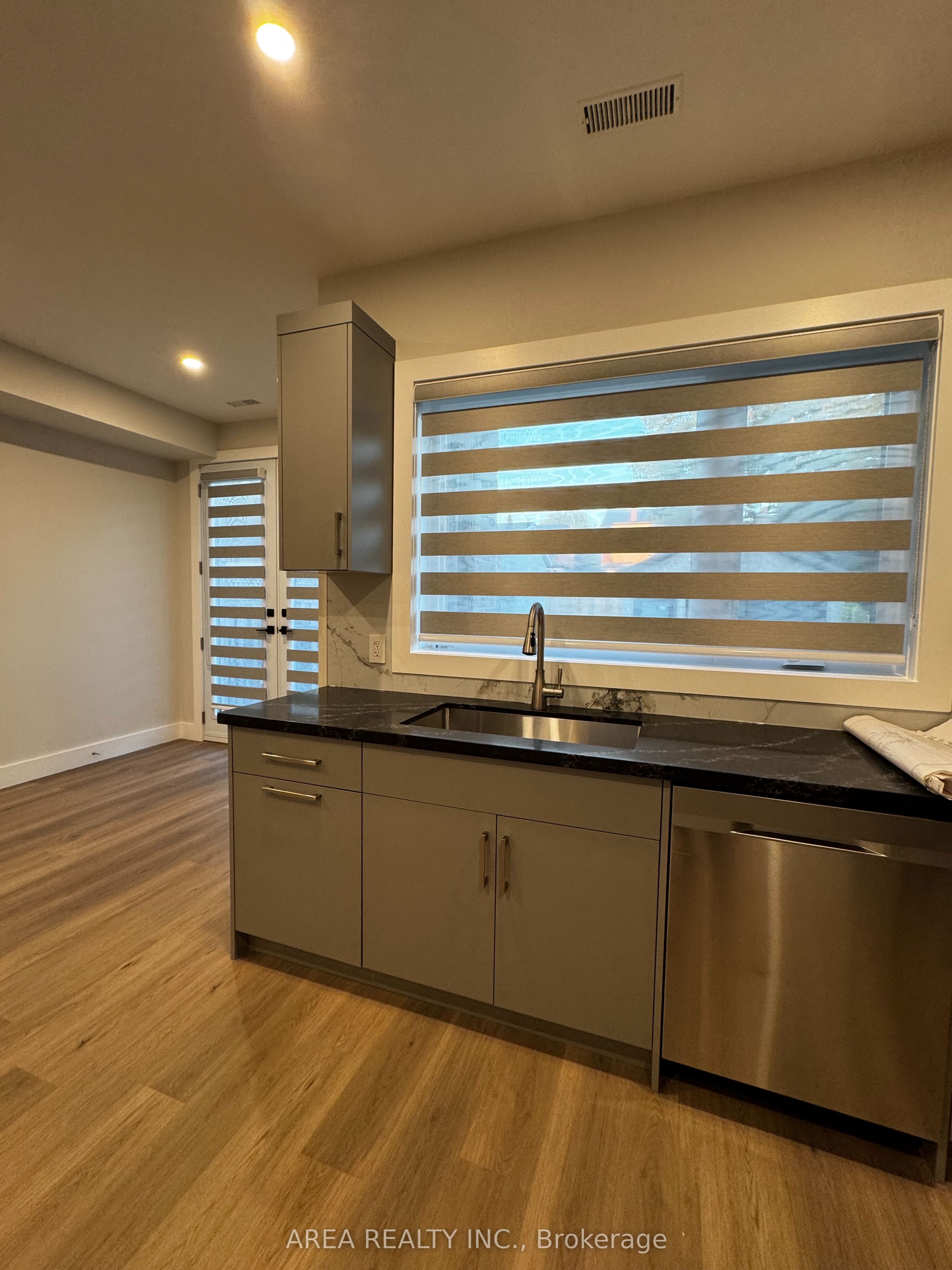 501 Northcliffe Boulevard Main, Toronto, ON M6E 3L4 photo 3