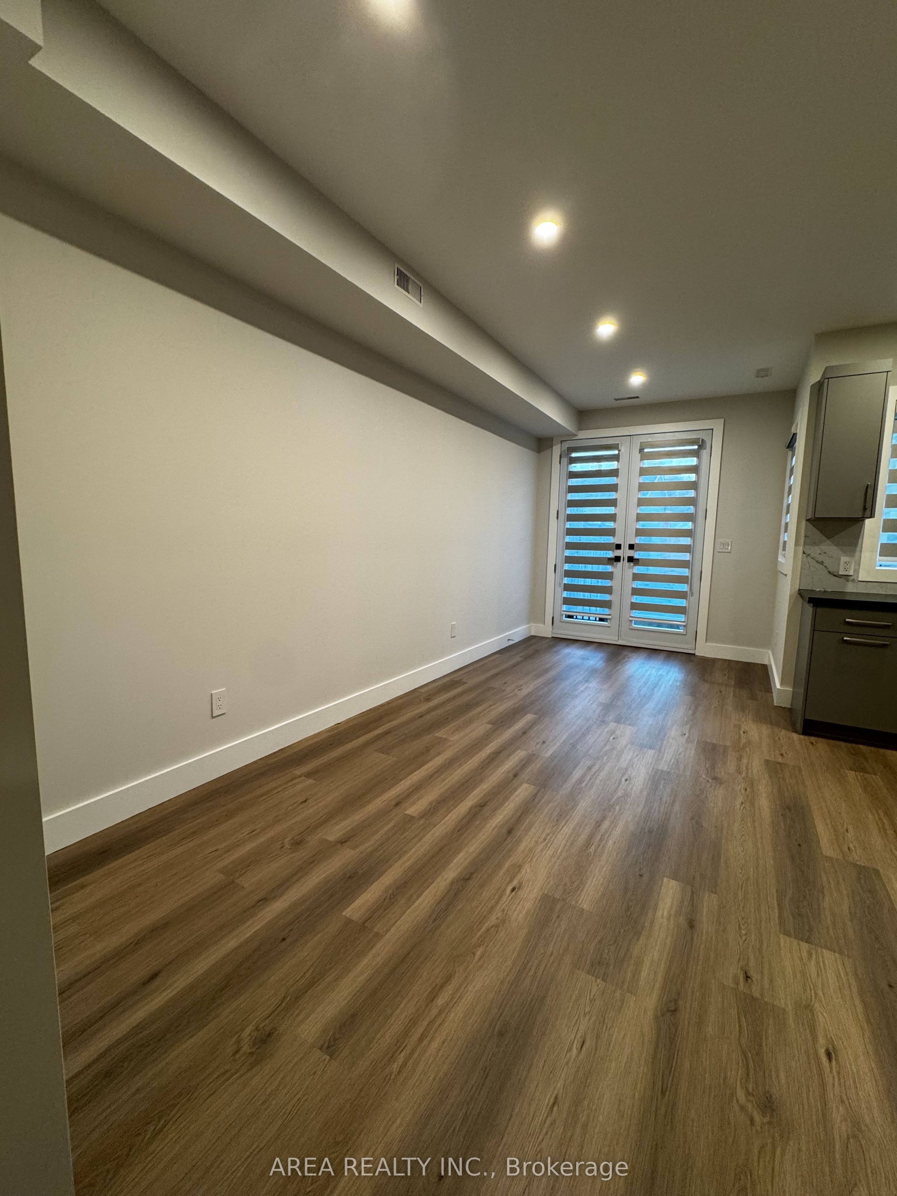 501 Northcliffe Boulevard Main, Toronto, ON M6E 3L4 photo 4