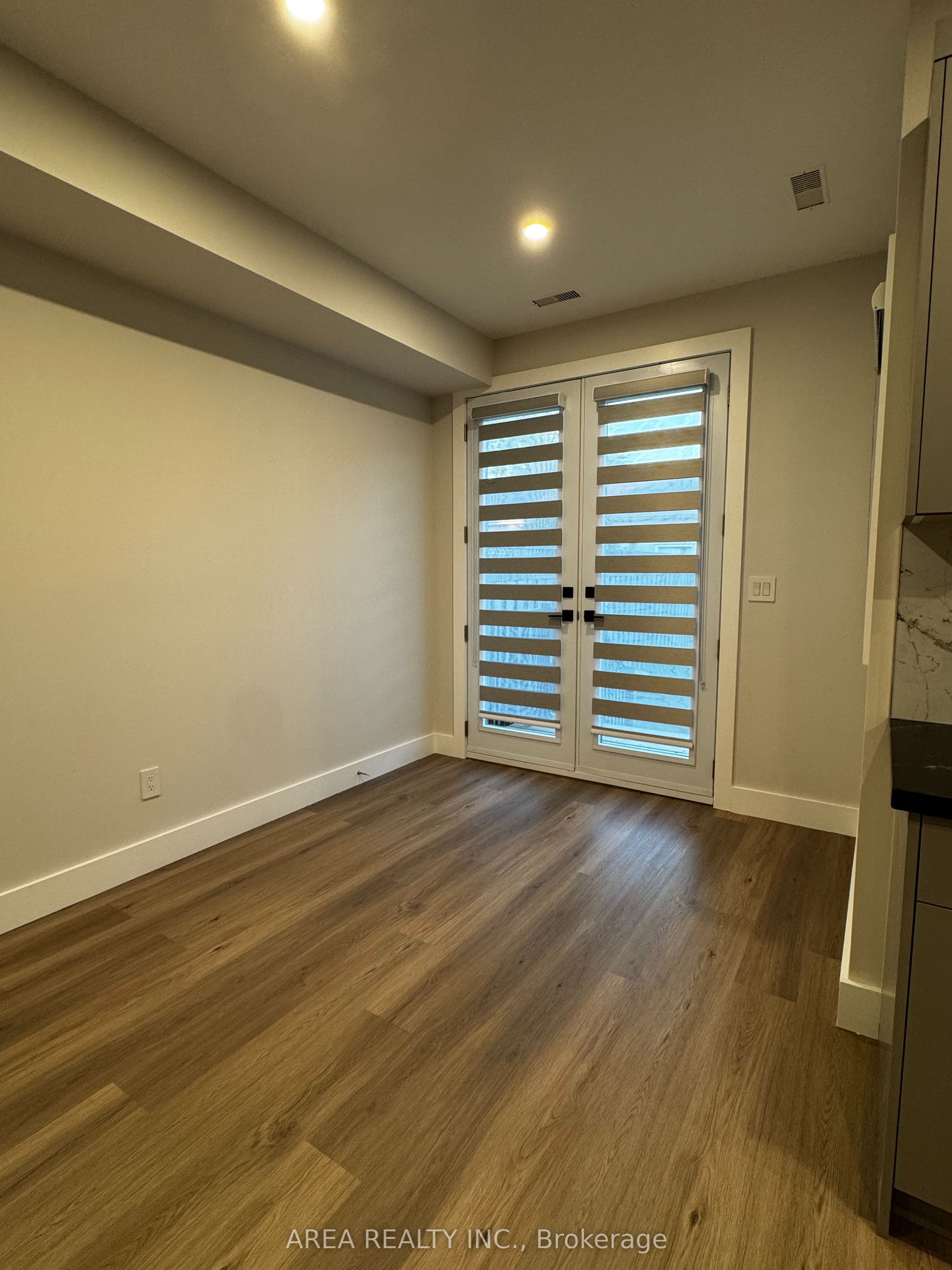 501 Northcliffe Boulevard Main, Toronto, ON M6E 3L4 photo 5