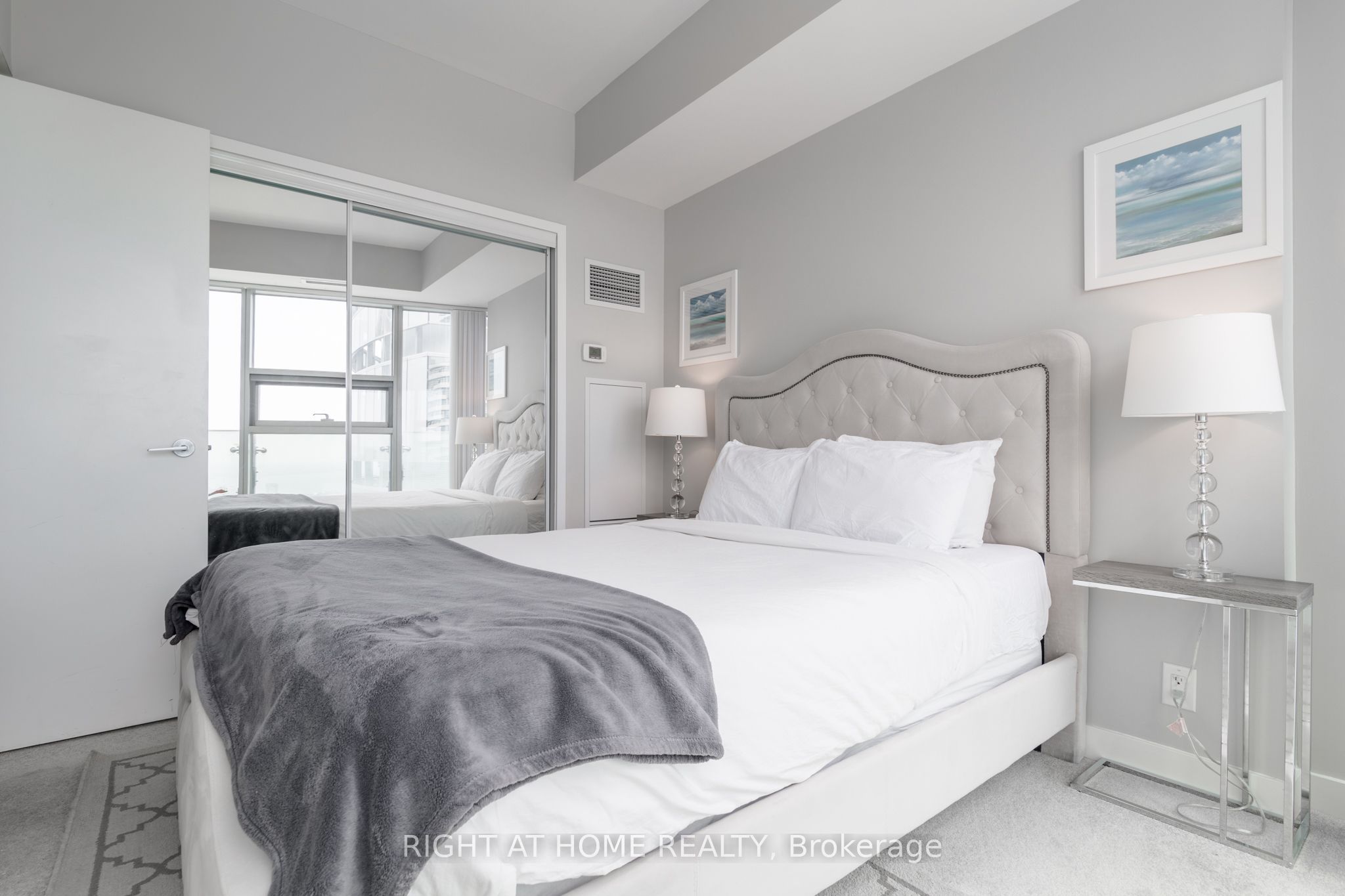 14 York Street 5606, Toronto, ON M5J 0B1 photo 2