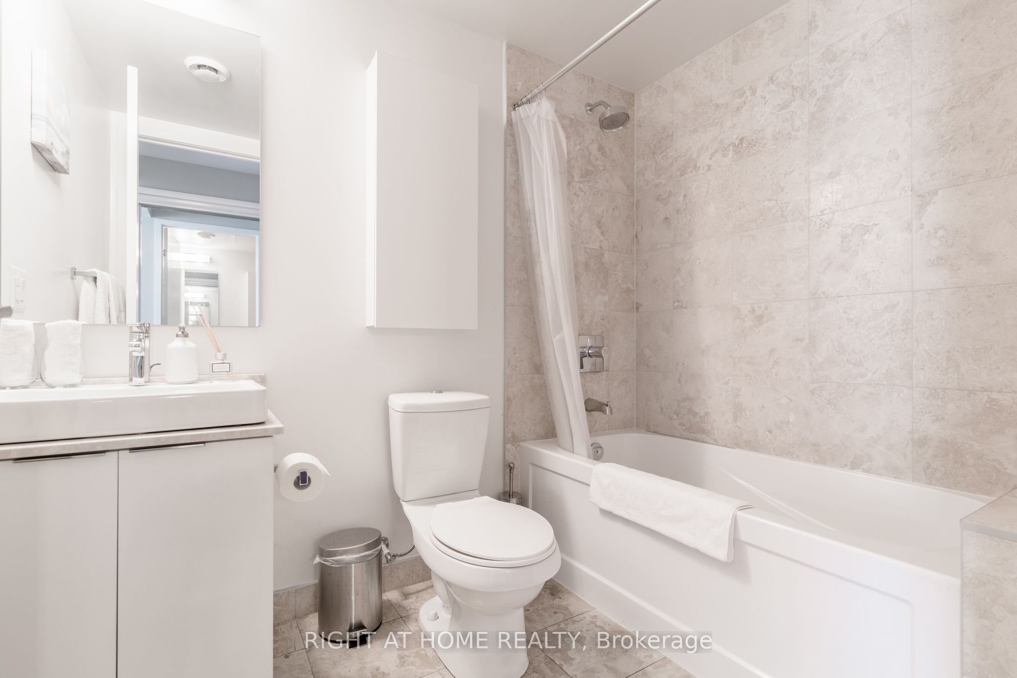 14 York Street 5606, Toronto, ON M5J 0B1 photo 5