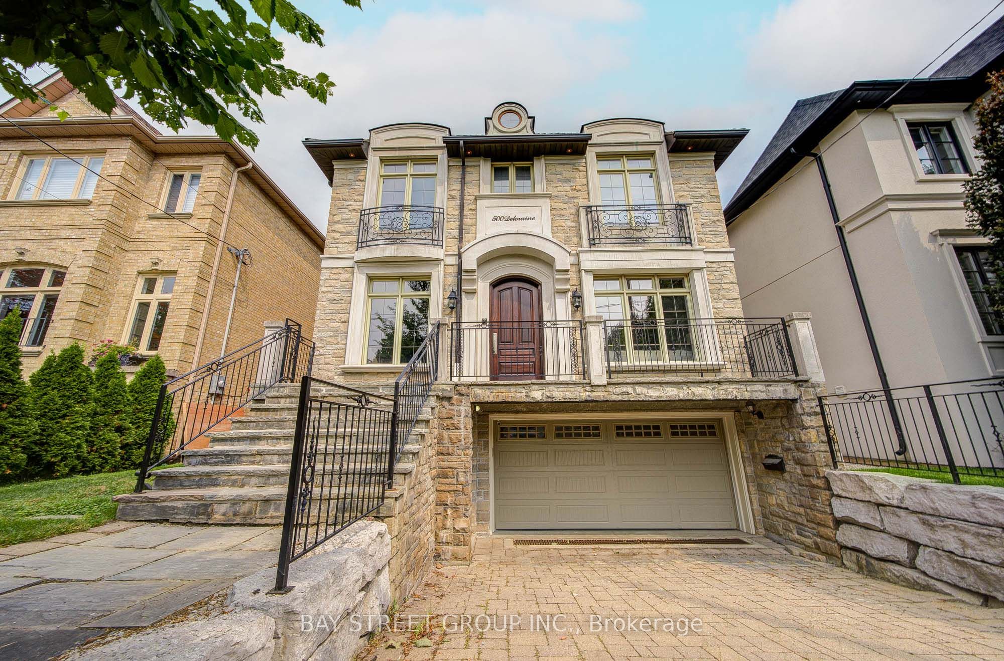 500 Deloraine Avenue, Toronto, ON M5M 2B8
