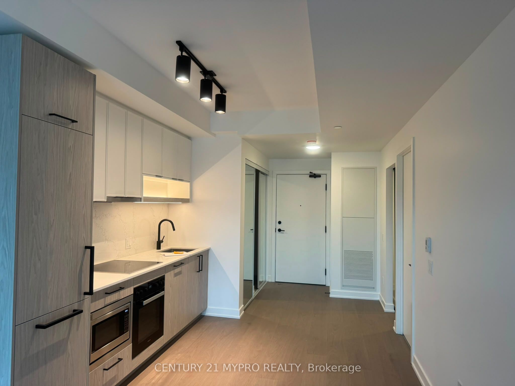 91 Montclair Avenue 716, Toronto, ON M5P 0B1 photo 3