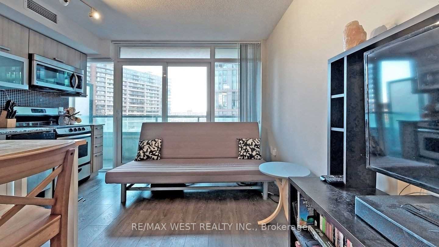 36 Lisgar Street 720, Toronto, ON M6J 0C7 photo 3