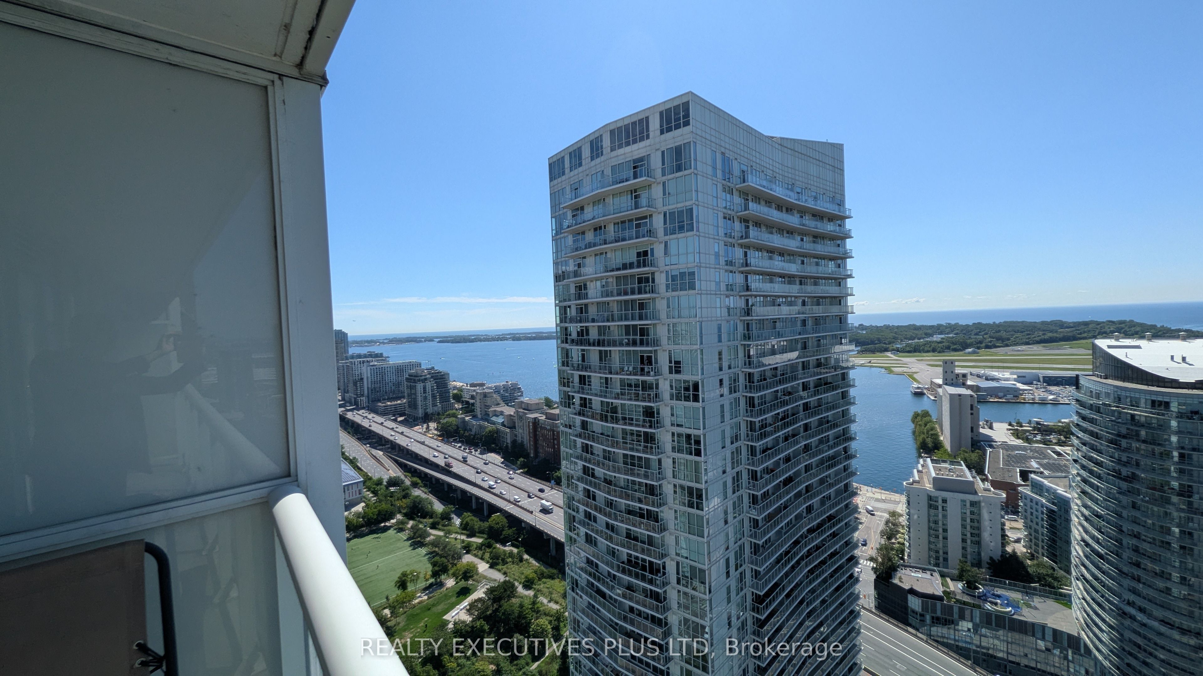 85 Queens Wharf Road 4002, Toronto, ON M5V 0J9 photo 3