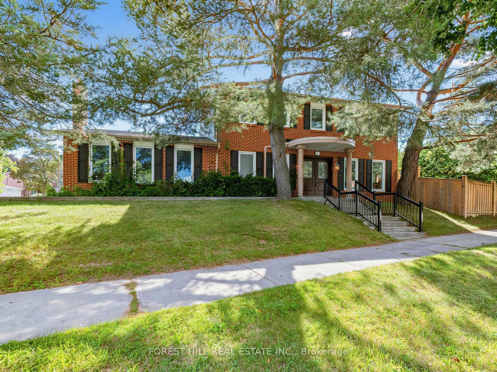 1 Ames Circle, Toronto, ON M3B 3B9 photo 2