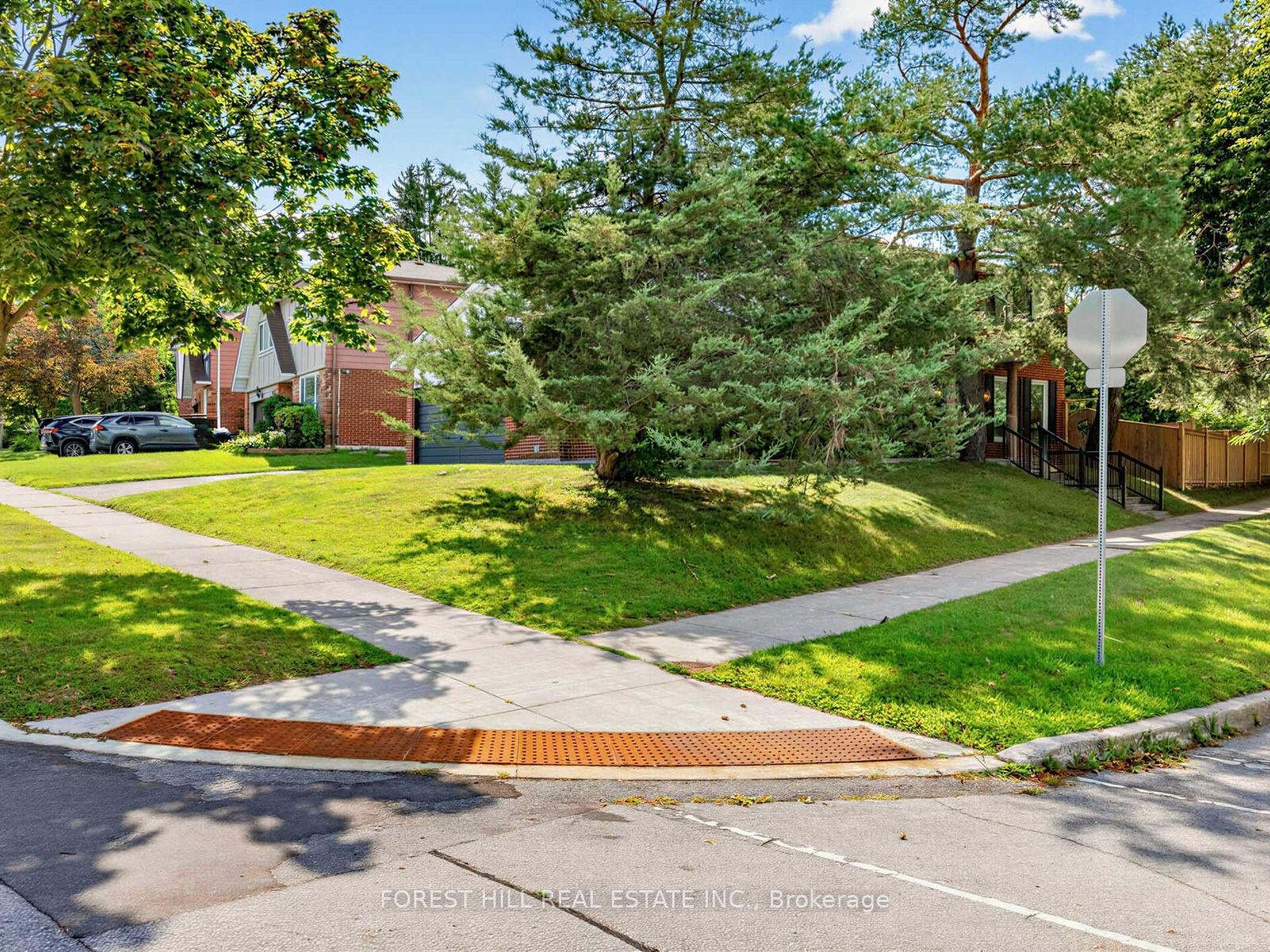 1 Ames Circle, Toronto, ON M3B 3B9 photo 3