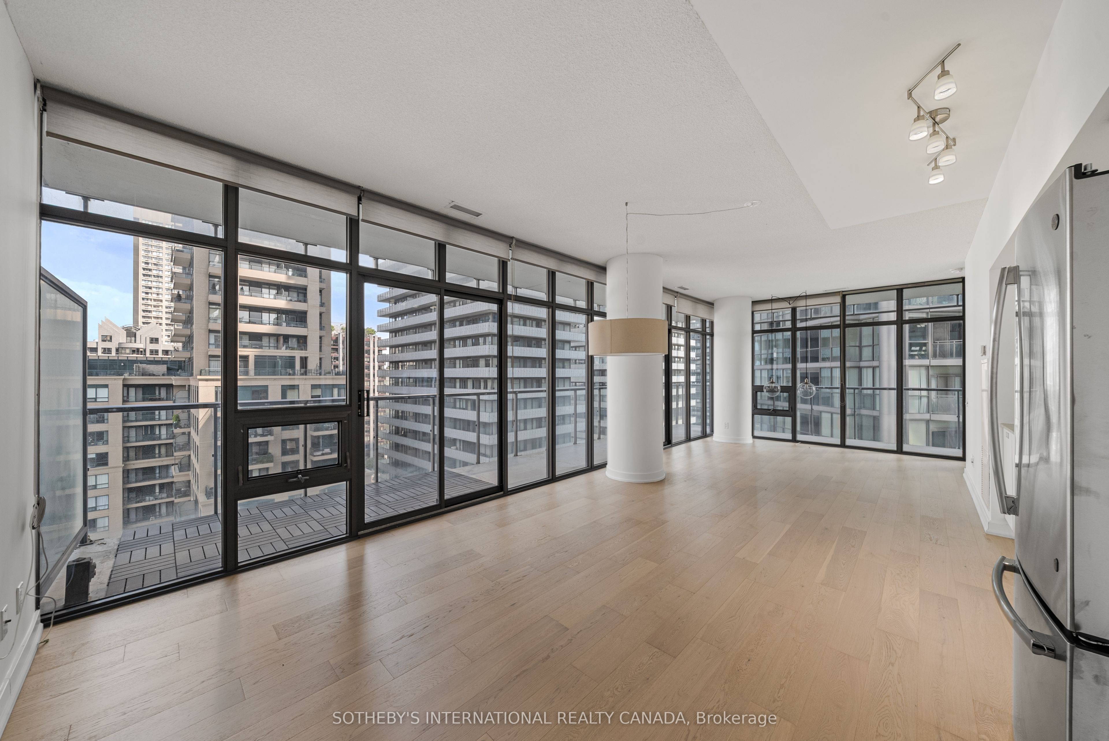 33 Charles Street E 1611, Toronto, ON M4Y 0A2 photo 2
