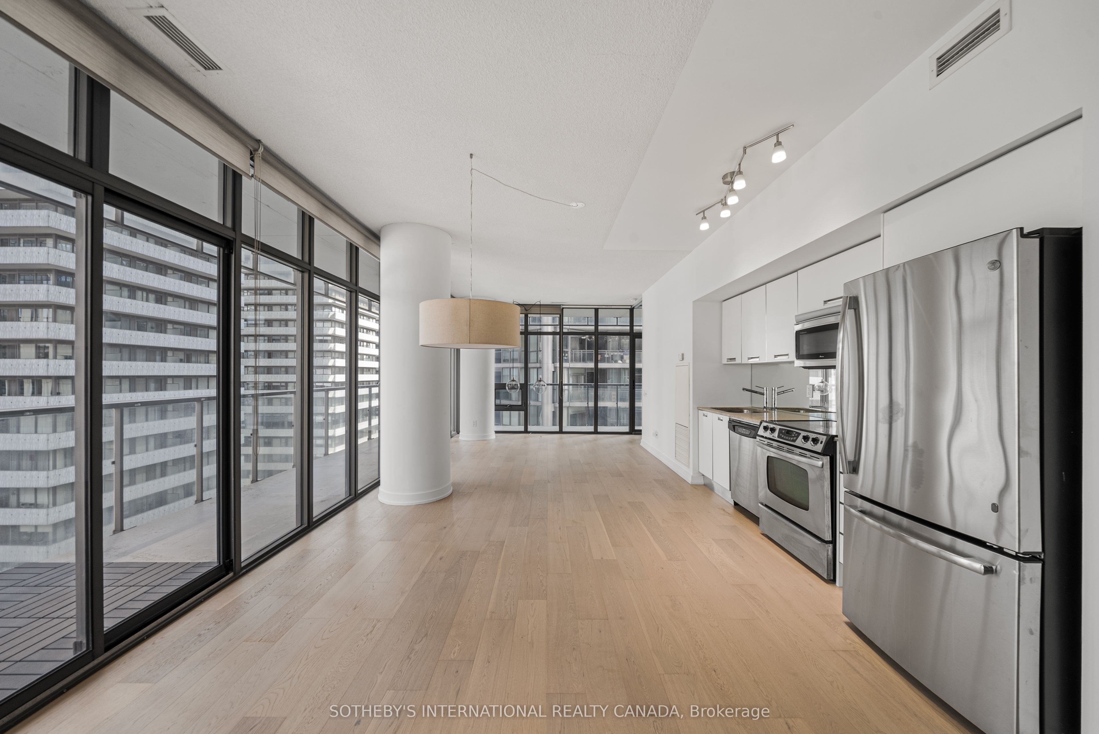 33 Charles Street E 1611, Toronto, ON M4Y 0A2 photo 3