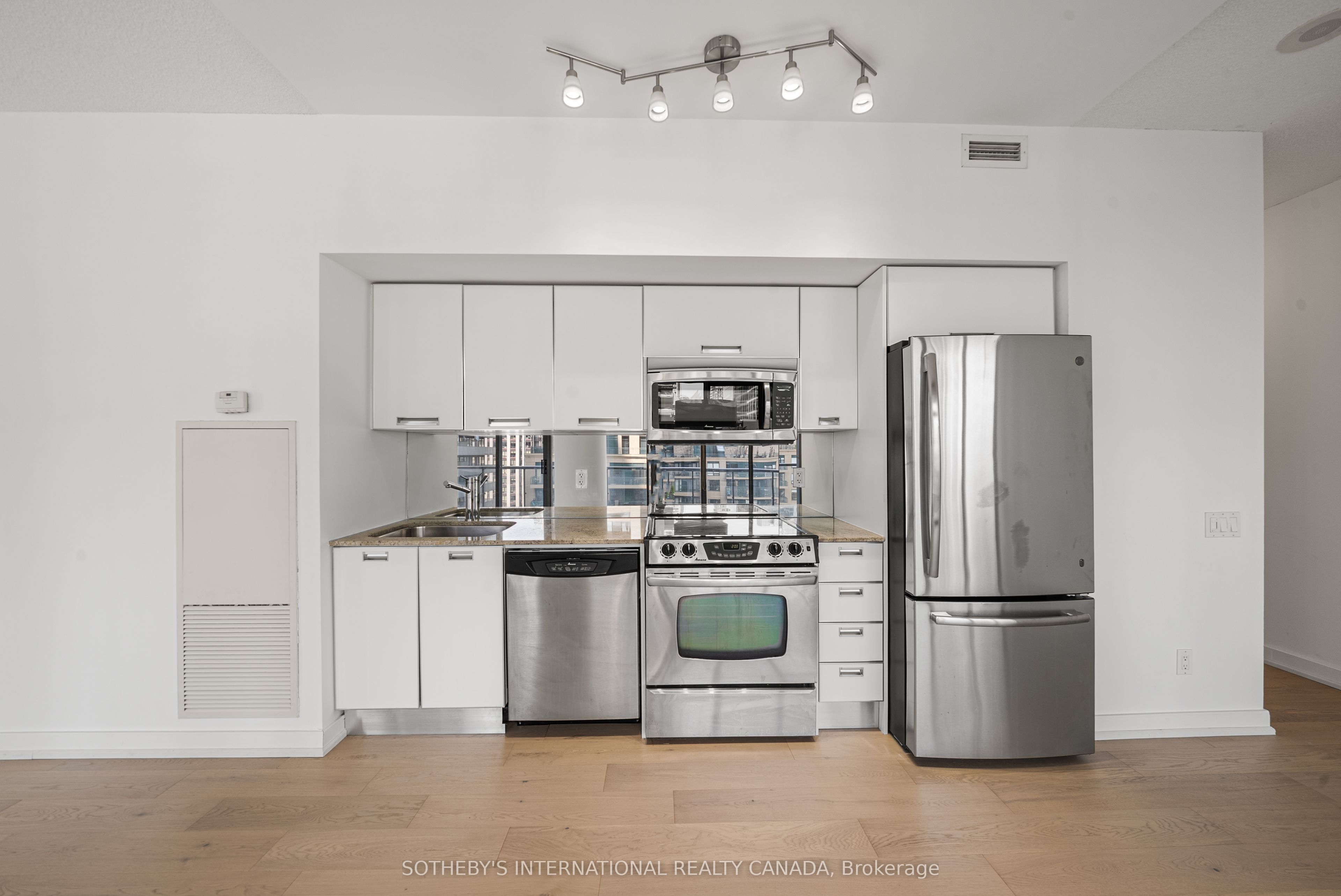 33 Charles Street E 1611, Toronto, ON M4Y 0A2 photo 5
