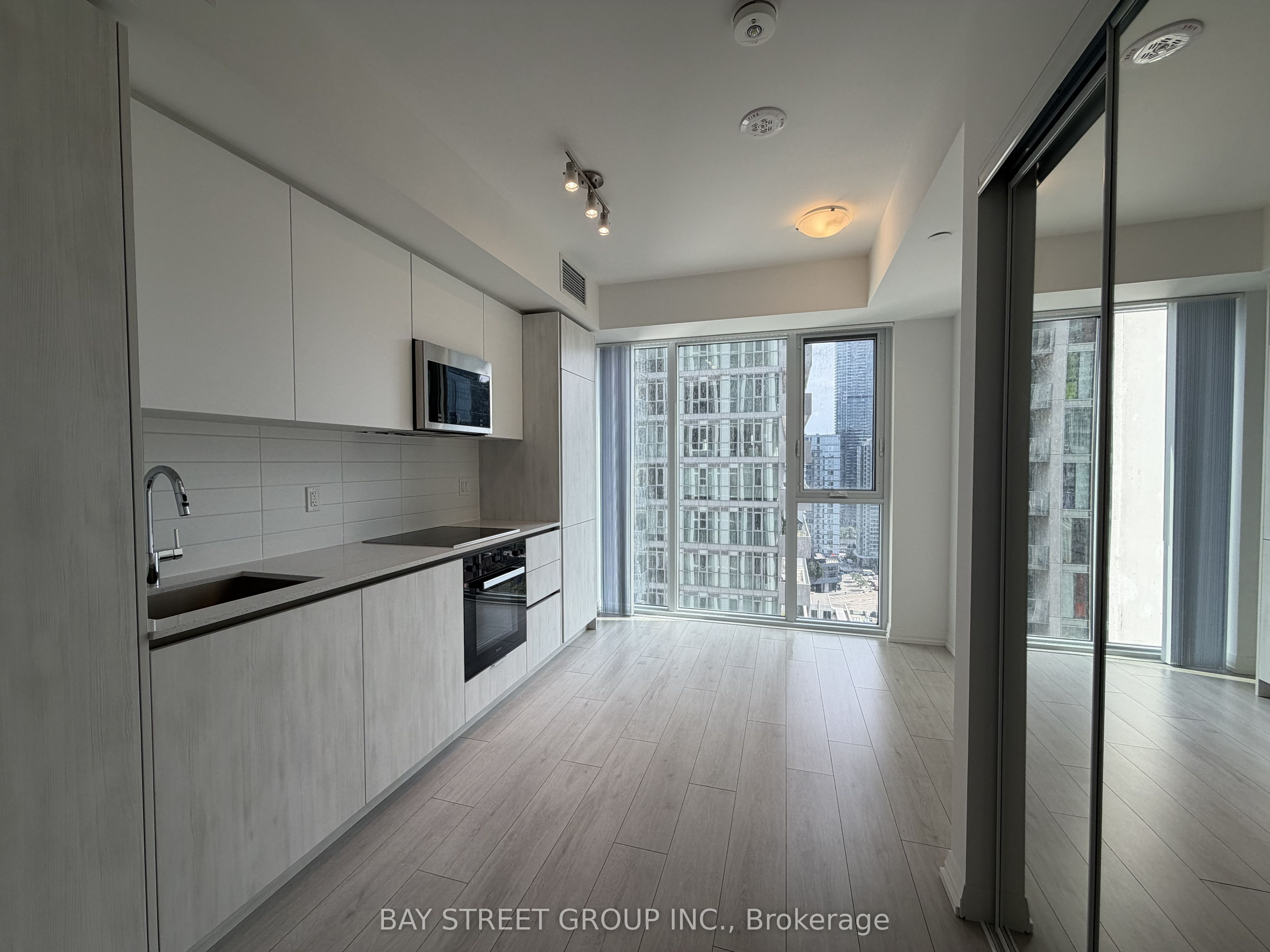 400 King Street W 2216, Toronto, ON M5V 0X8