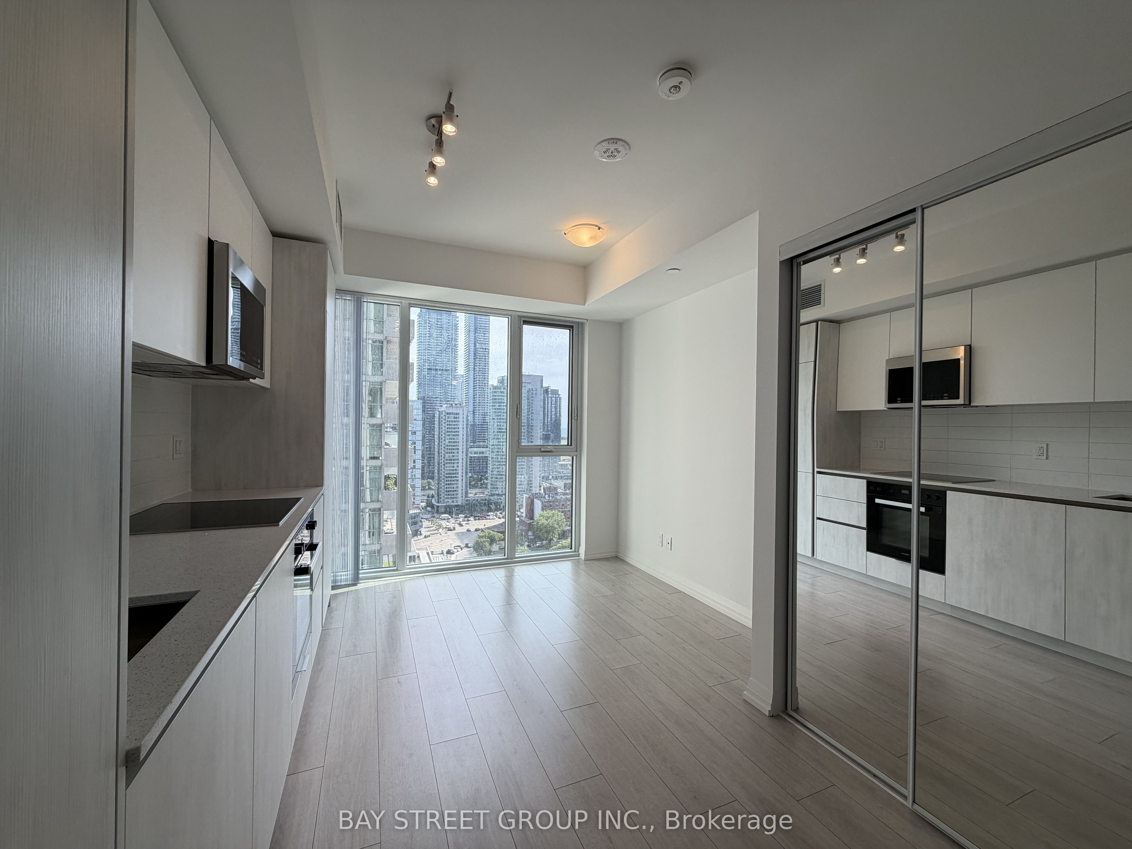 400 King Street W 2216, Toronto, ON M5V 0X8 photo 2