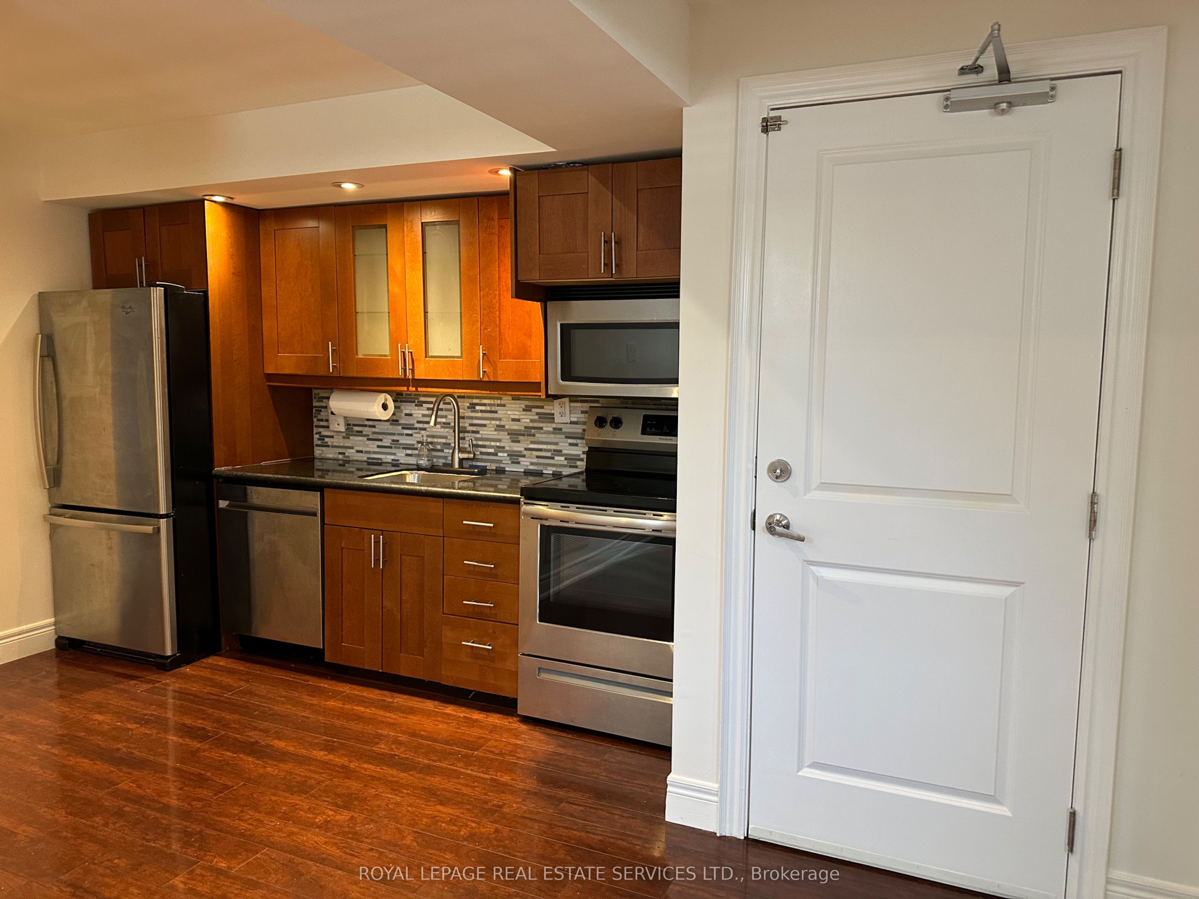 87 Lawrence Avenue W lower, Toronto, ON M5M 1A7 photo 3