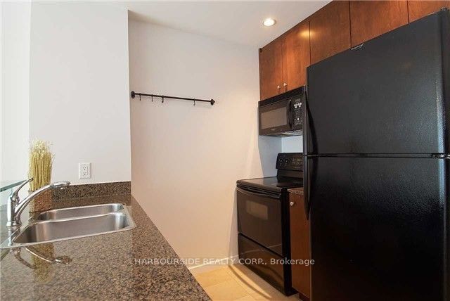 208 Queens Quay Boulevard W 303, Toronto, ON M5J 2Y5 photo 2