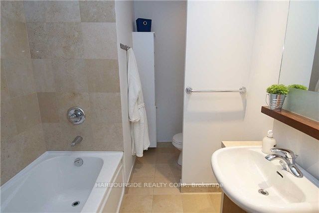 208 Queens Quay Boulevard W 303, Toronto, ON M5J 2Y5 photo 5