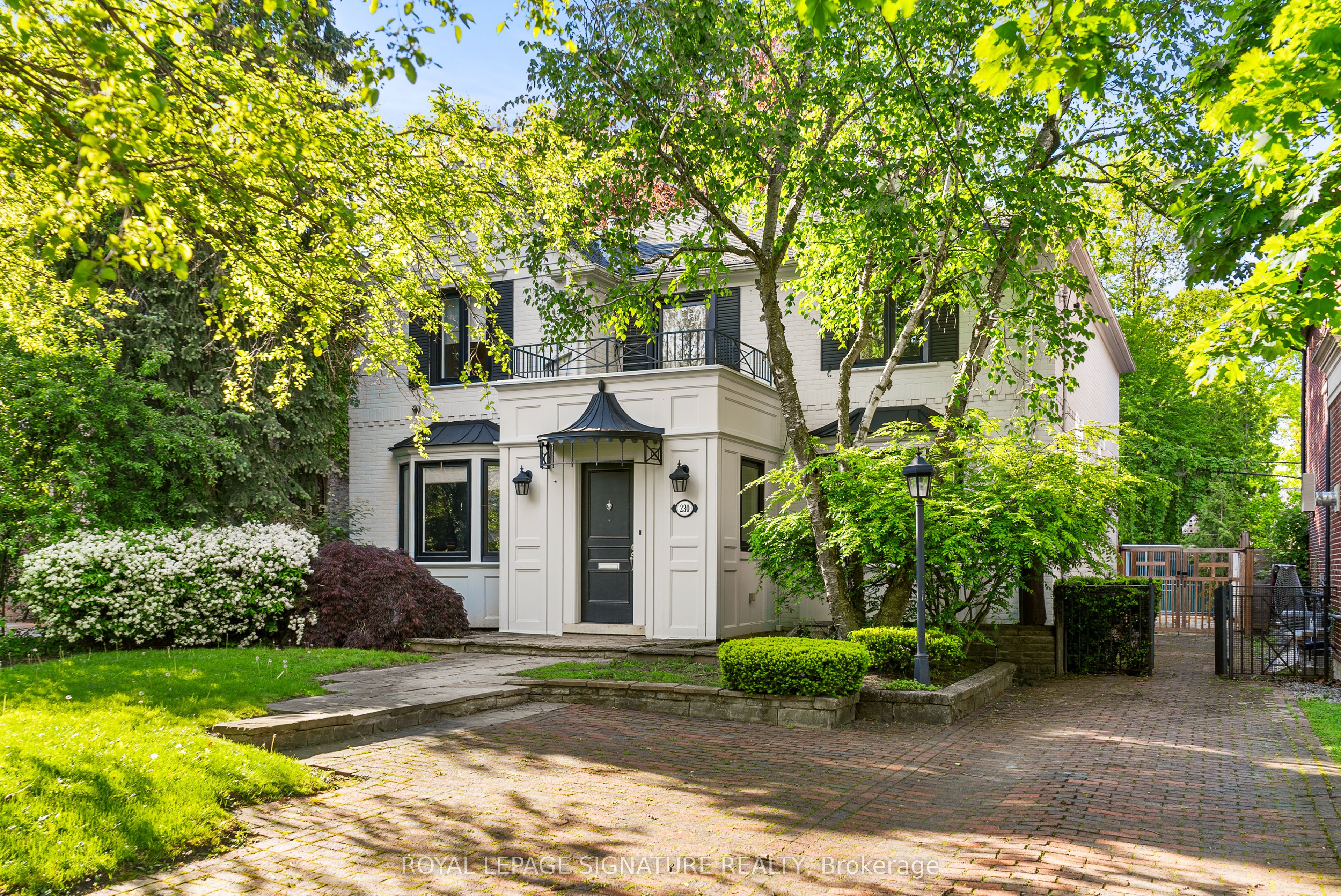 230 Strathallan Wood, Toronto, ON M5N 1T4