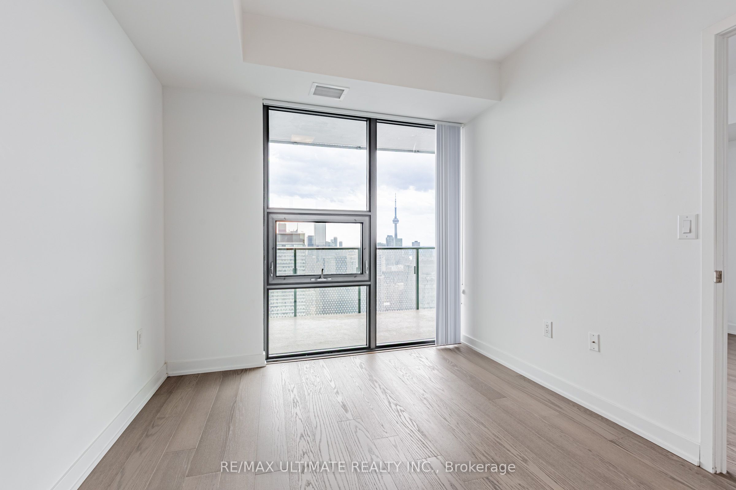 11 Wellesley Street W 5003, Toronto, ON M4Y 0G4 photo 2