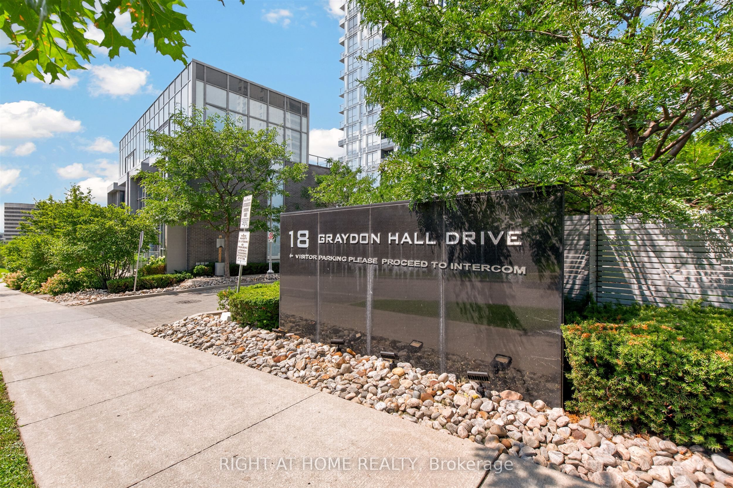 18 Graydon Hall Drive 509, Toronto, ON M3A 0A4 photo 3
