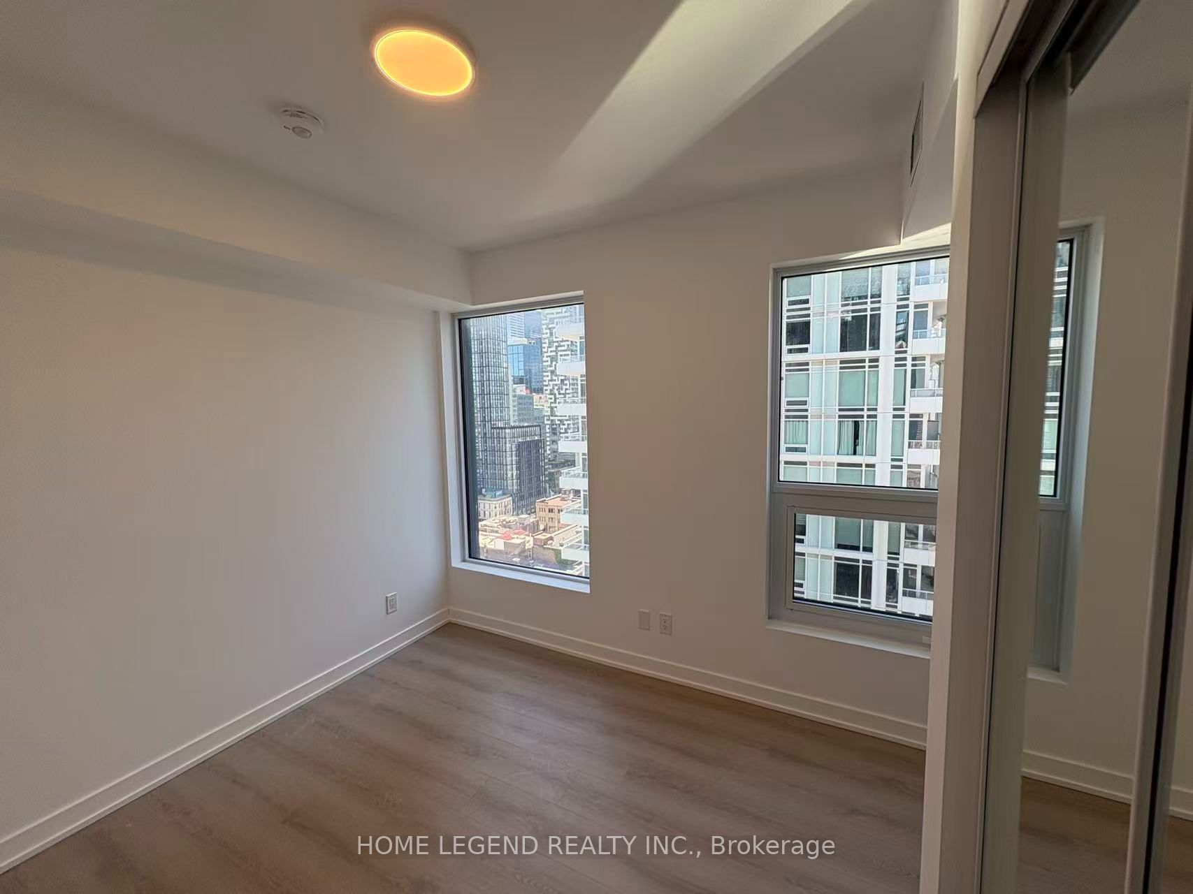 100 Queen Street S 2115, Toronto, ON M5C 0B5 photo 3