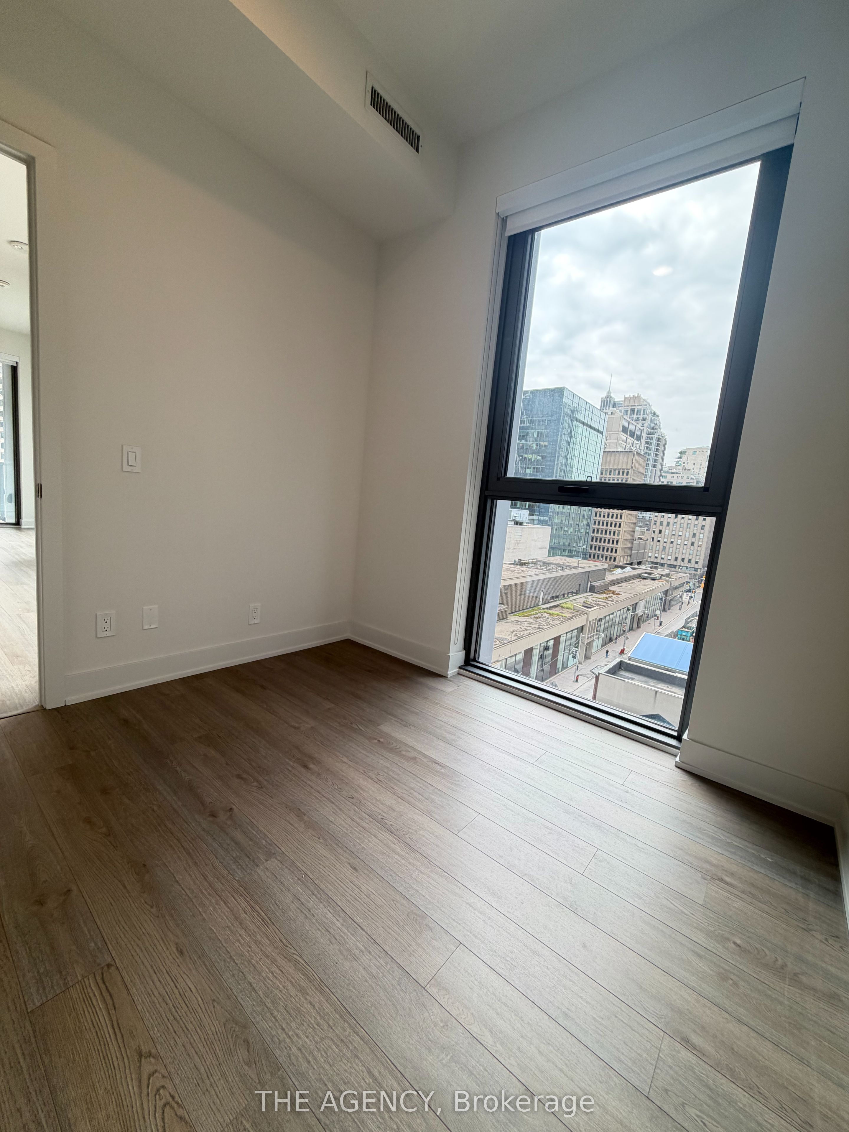 8 Cumberland Street 703, Toronto, ON M4W 0B6 photo 4