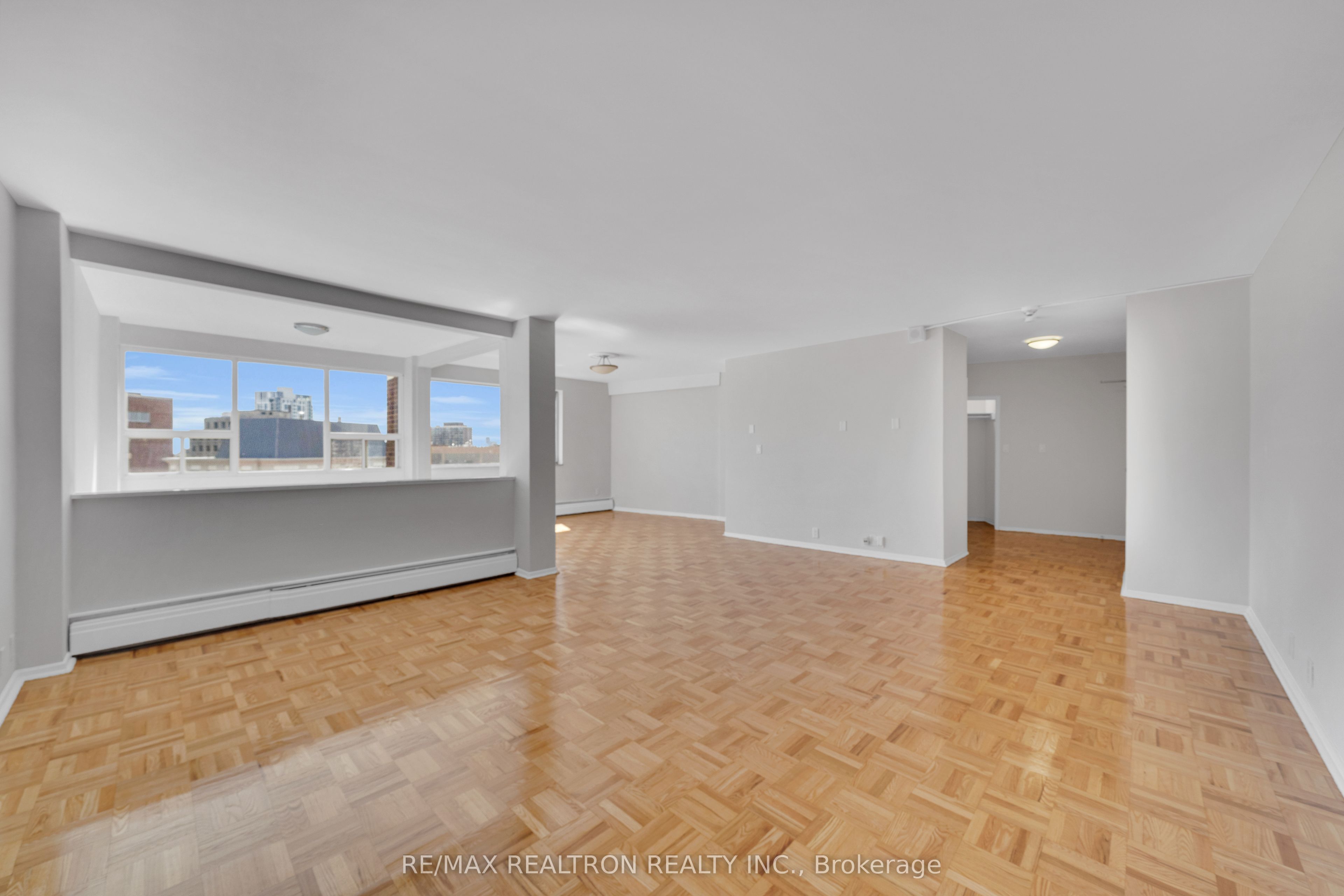 9 Deer Park Crescent 1501, Toronto, ON M4V 2C4 photo 2