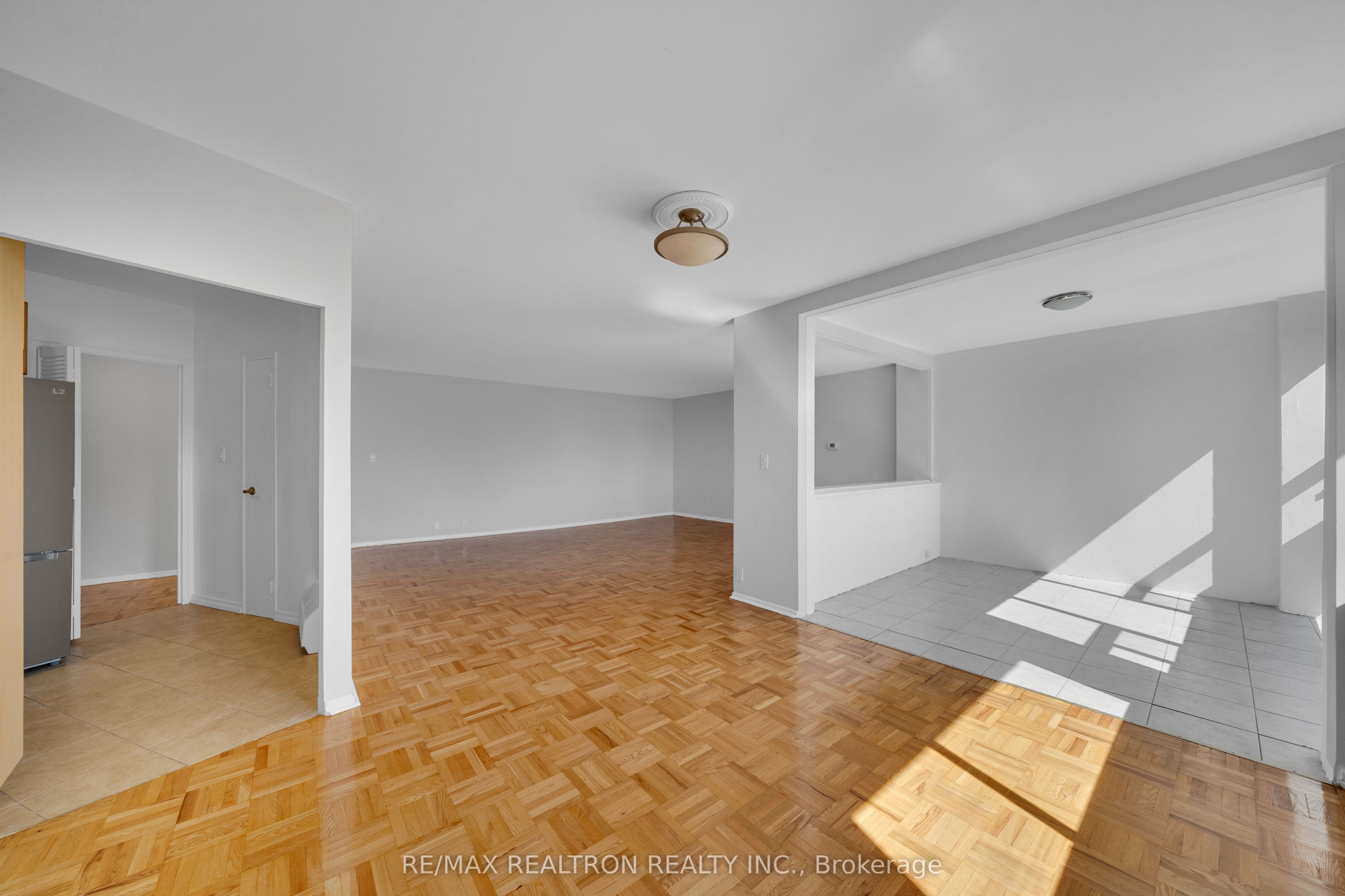 9 Deer Park Crescent 1501, Toronto, ON M4V 2C4 photo 3