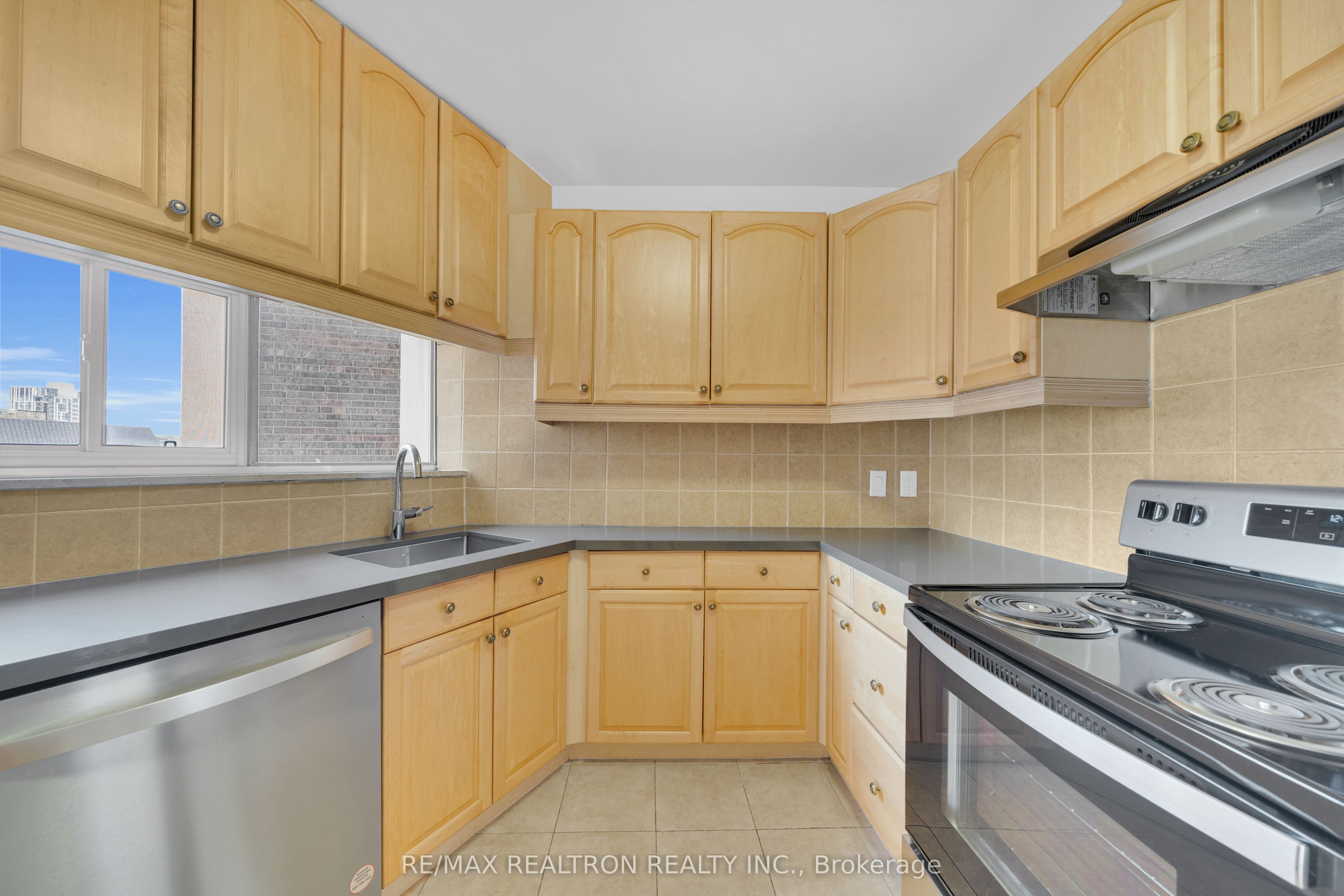 9 Deer Park Crescent 1501, Toronto, ON M4V 2C4 photo 5