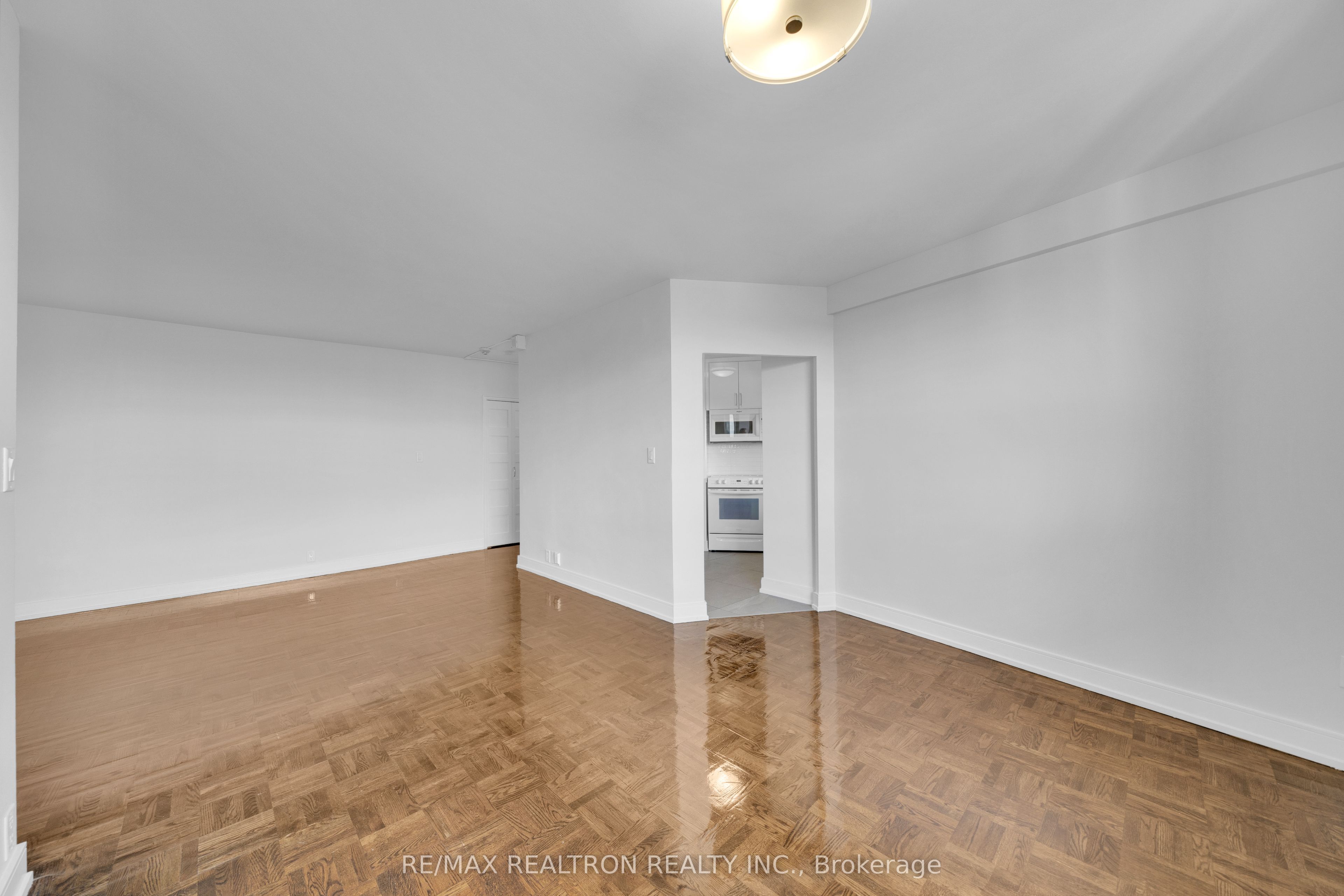 9 Deer Park Crescent 1602, Toronto, ON M4V 2C4 photo 3