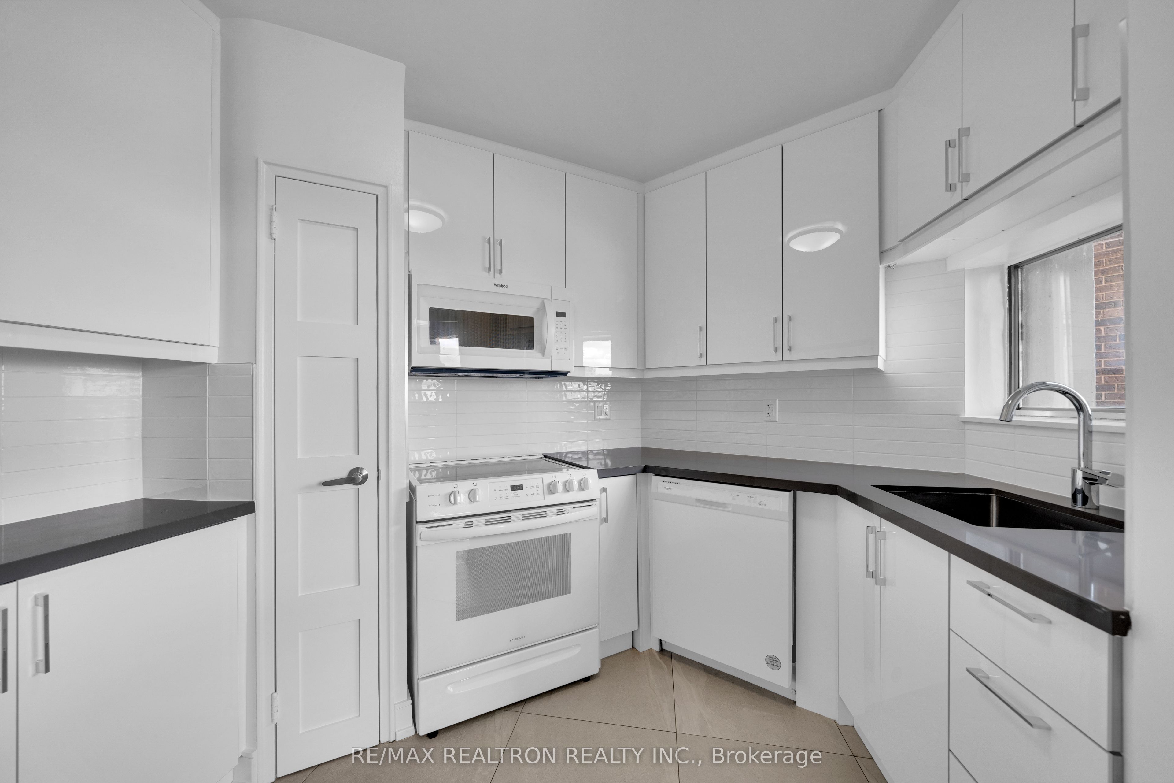 9 Deer Park Crescent 1602, Toronto, ON M4V 2C4 photo 4