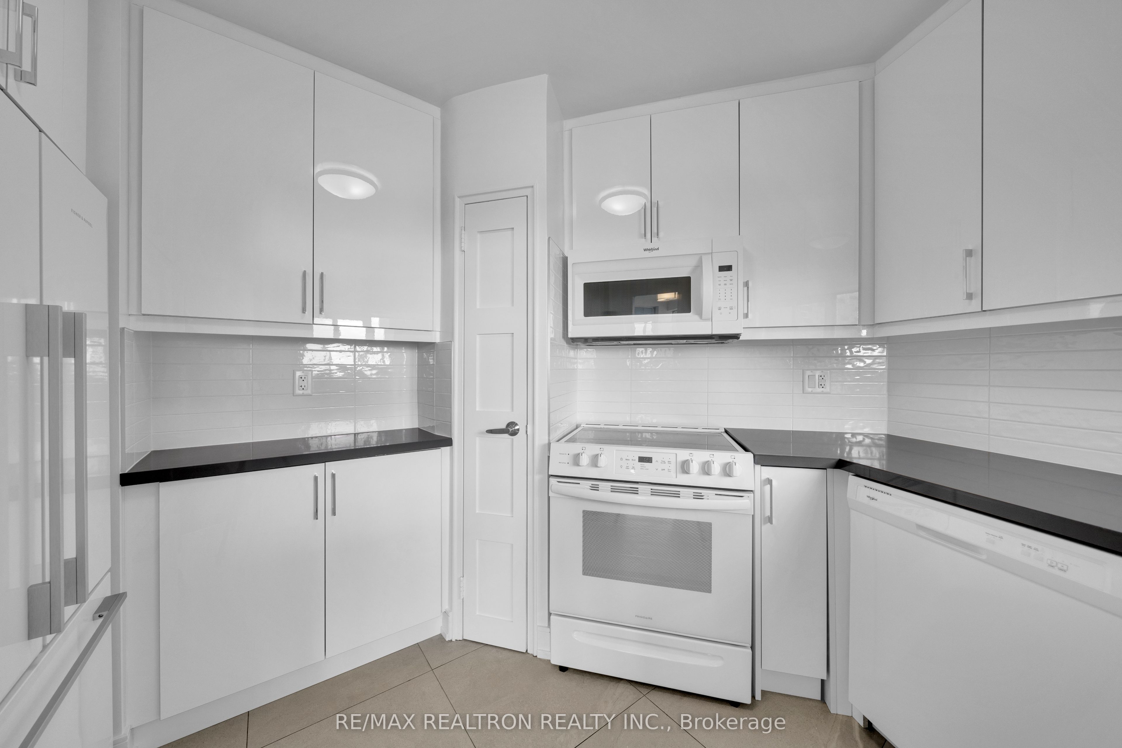 9 Deer Park Crescent 1602, Toronto, ON M4V 2C4 photo 5