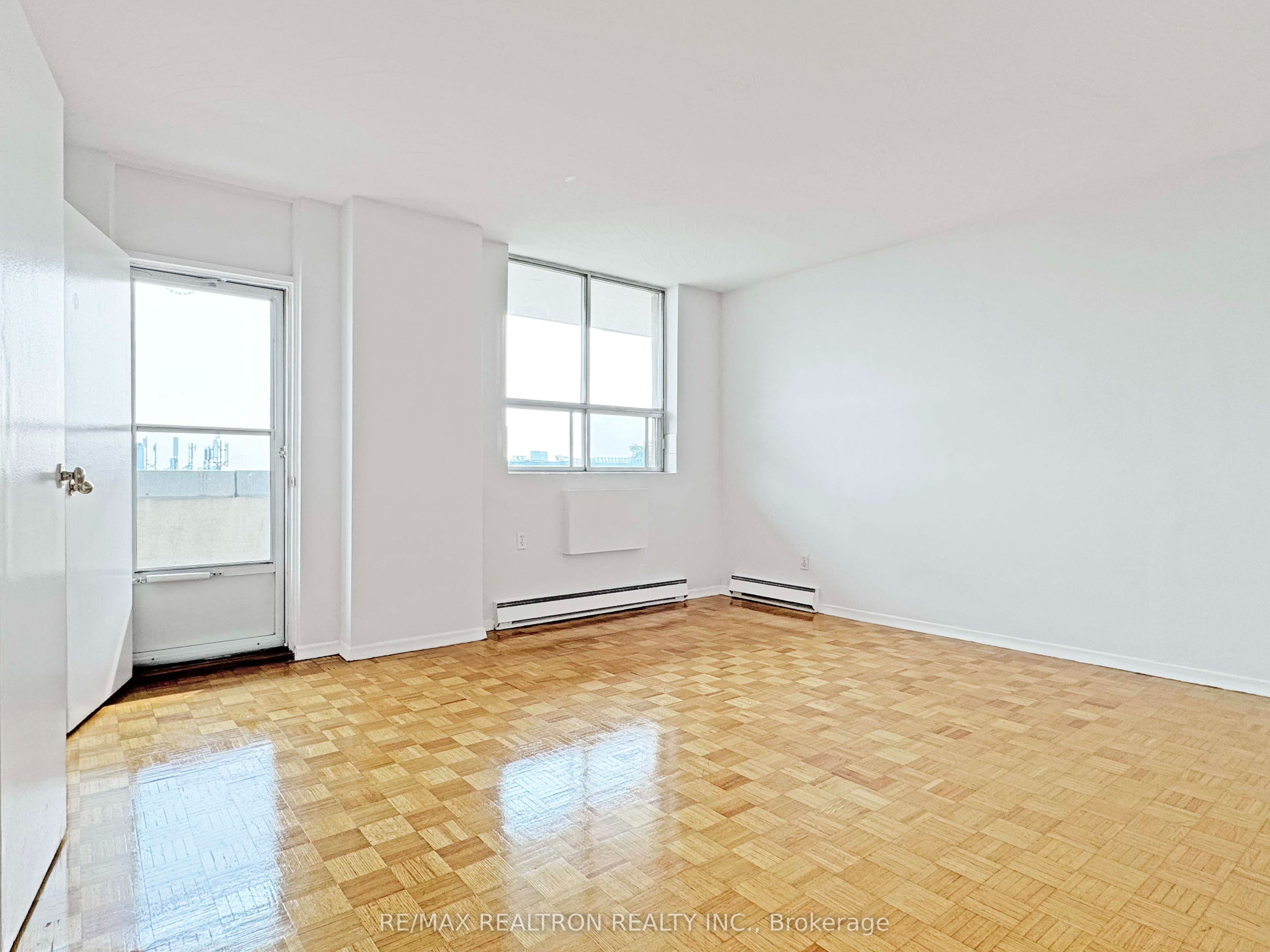 525 Eglinton Avenue E 900, Toronto, ON M4P 2P6 photo 2