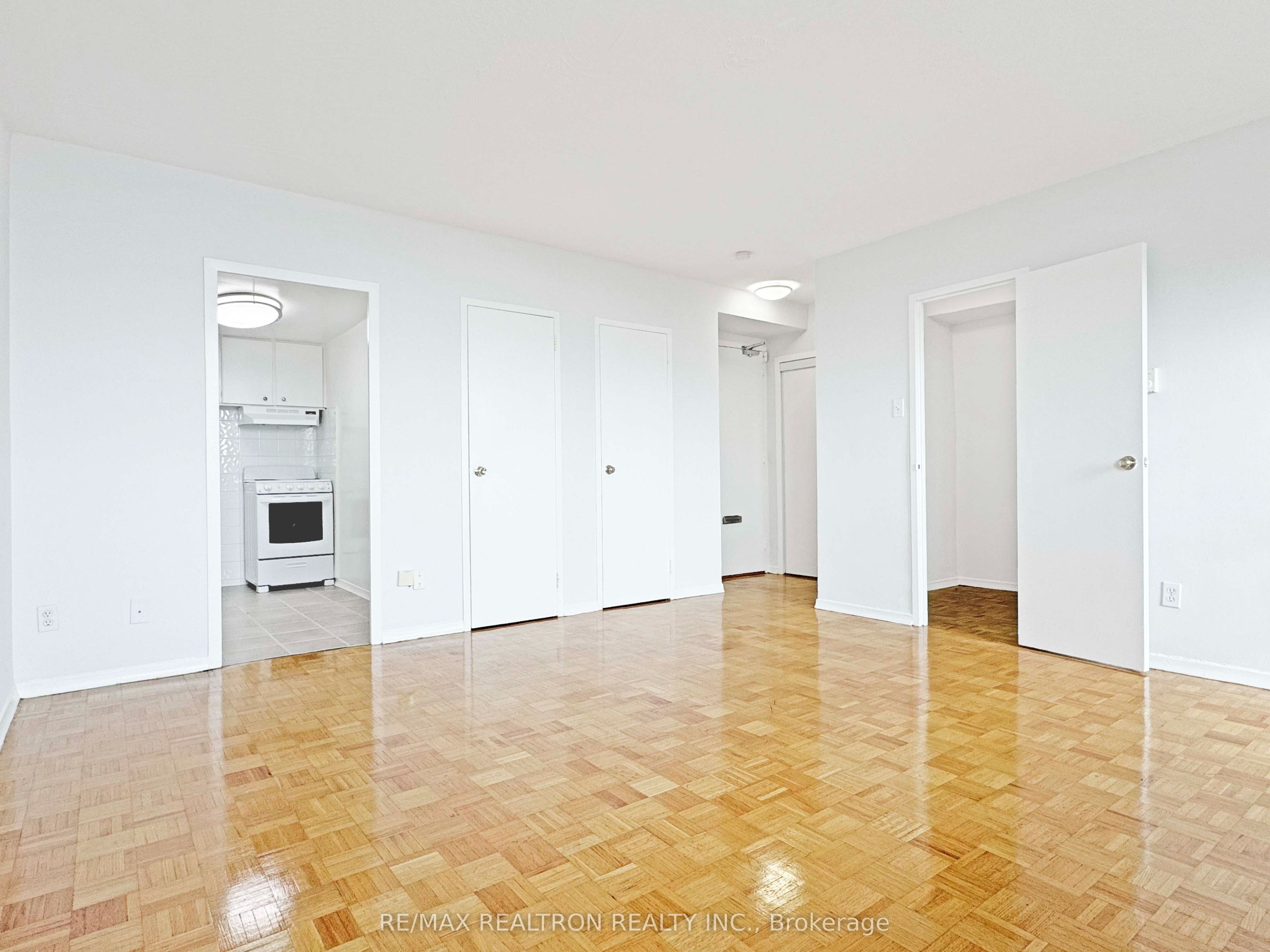 525 Eglinton Avenue E 900, Toronto, ON M4P 2P6 photo 3