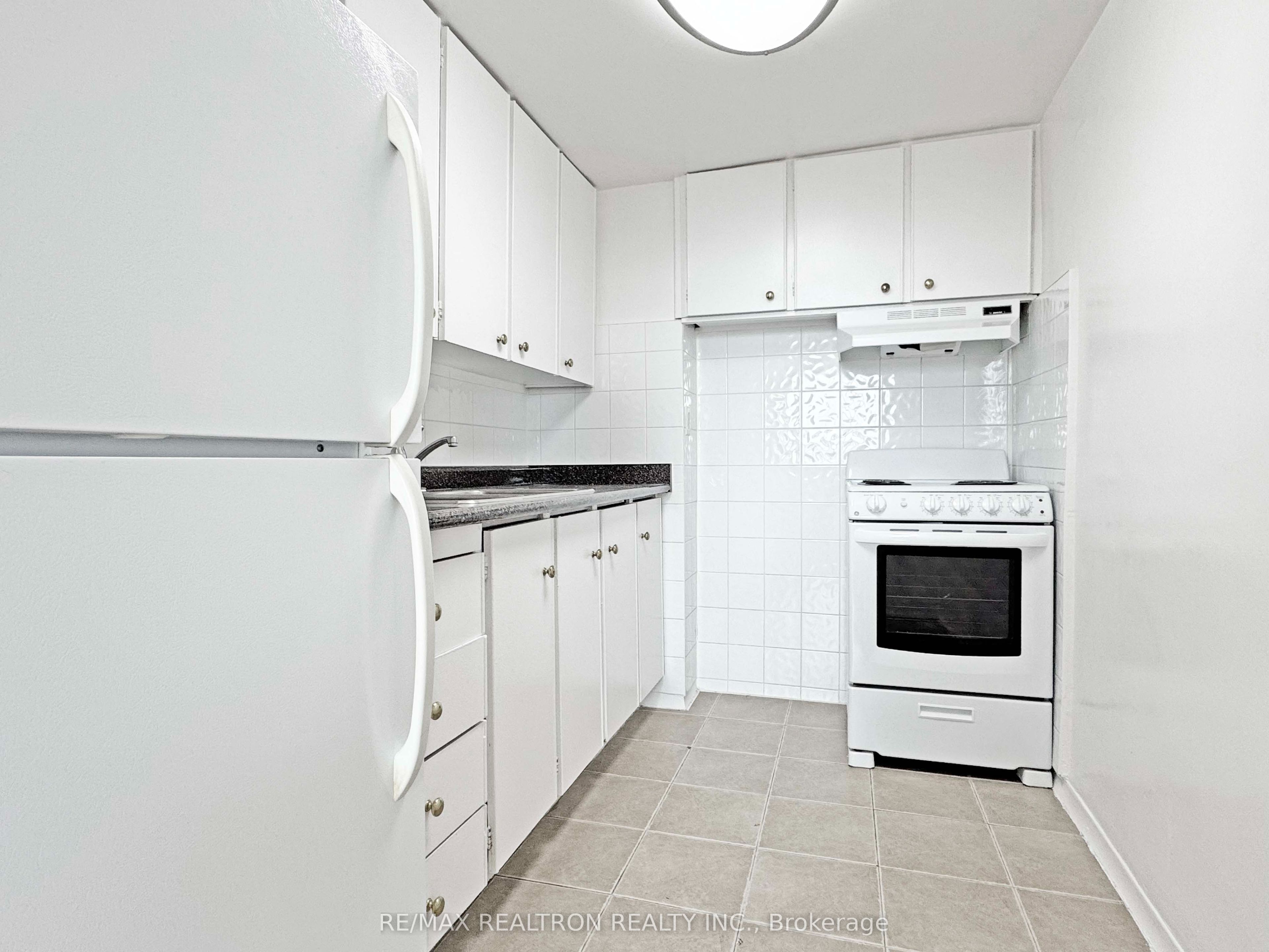 525 Eglinton Avenue E 900, Toronto, ON M4P 2P6 photo 4