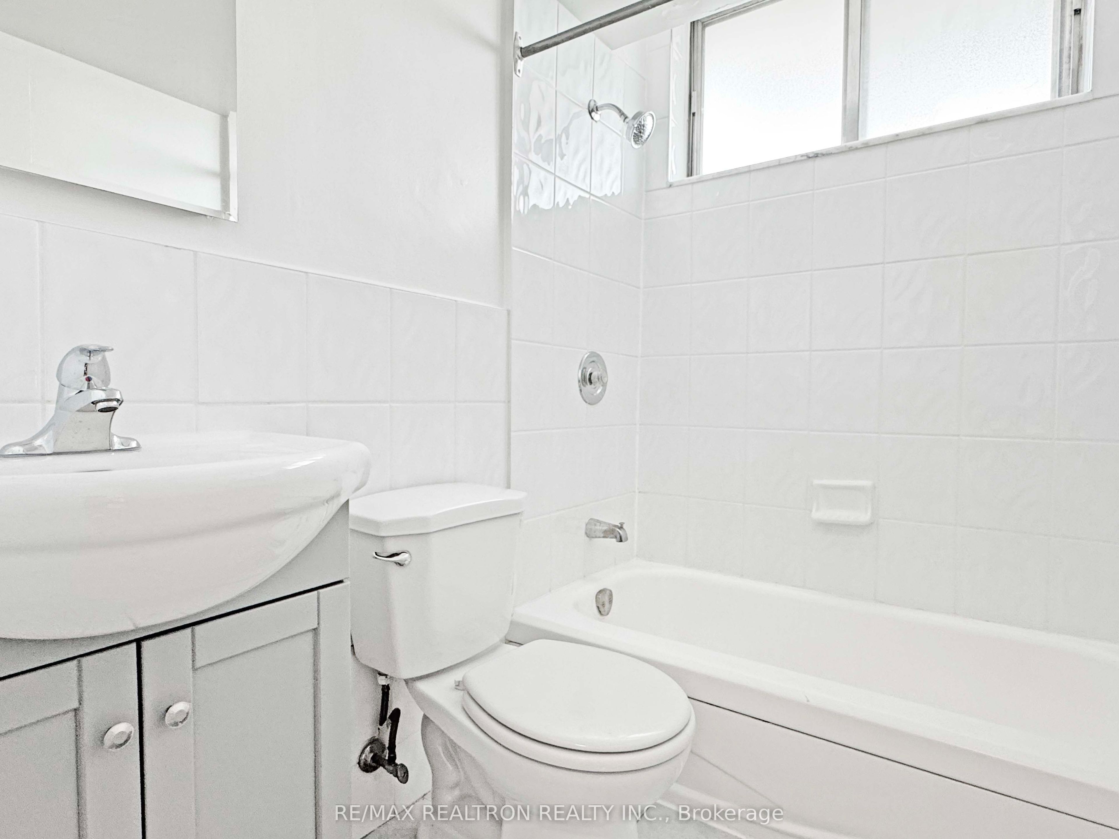 525 Eglinton Avenue E 900, Toronto, ON M4P 2P6 photo 5