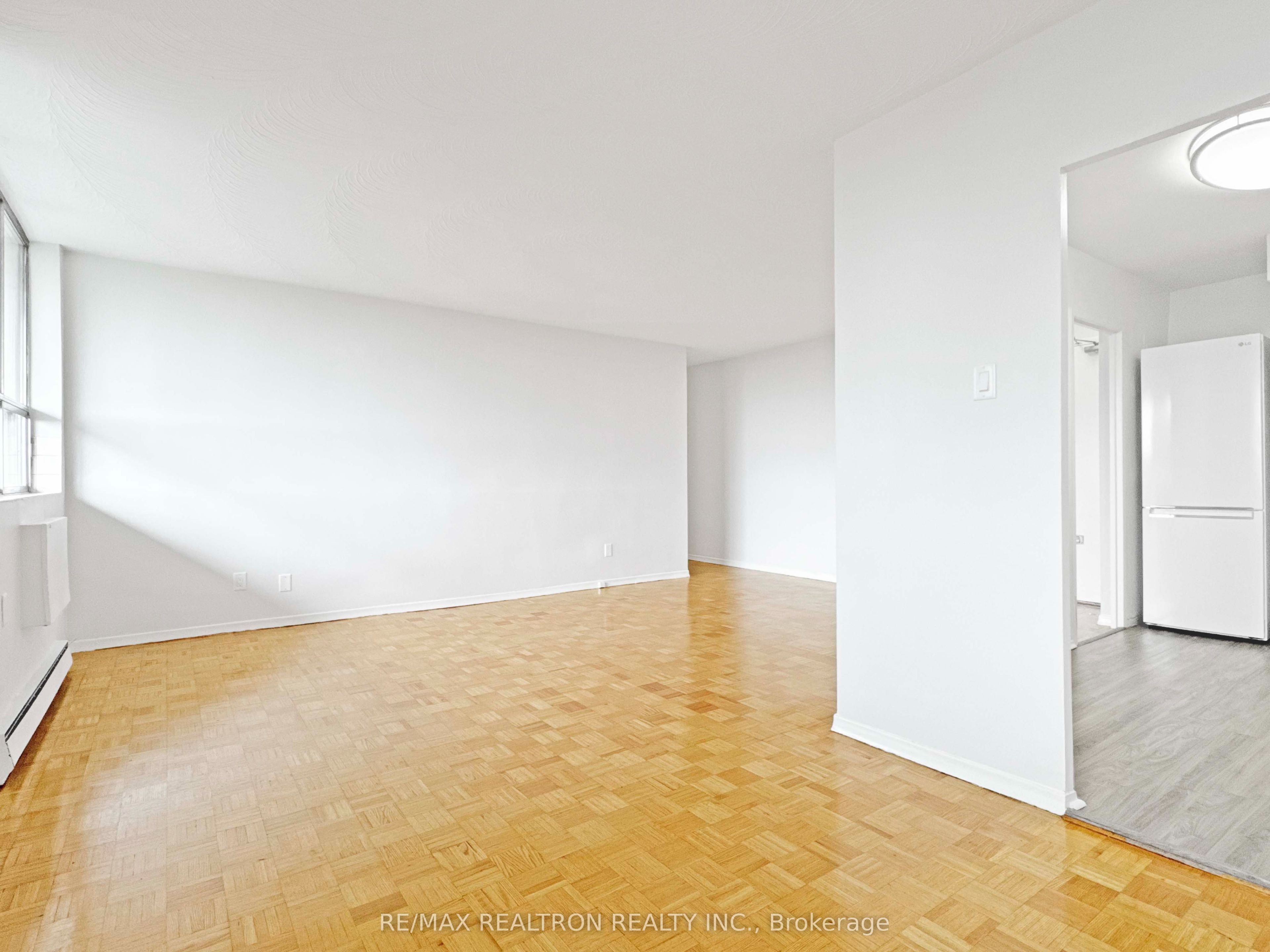 525 Eglinton Avenue E 804, Toronto, ON M4P 2P6 photo 2