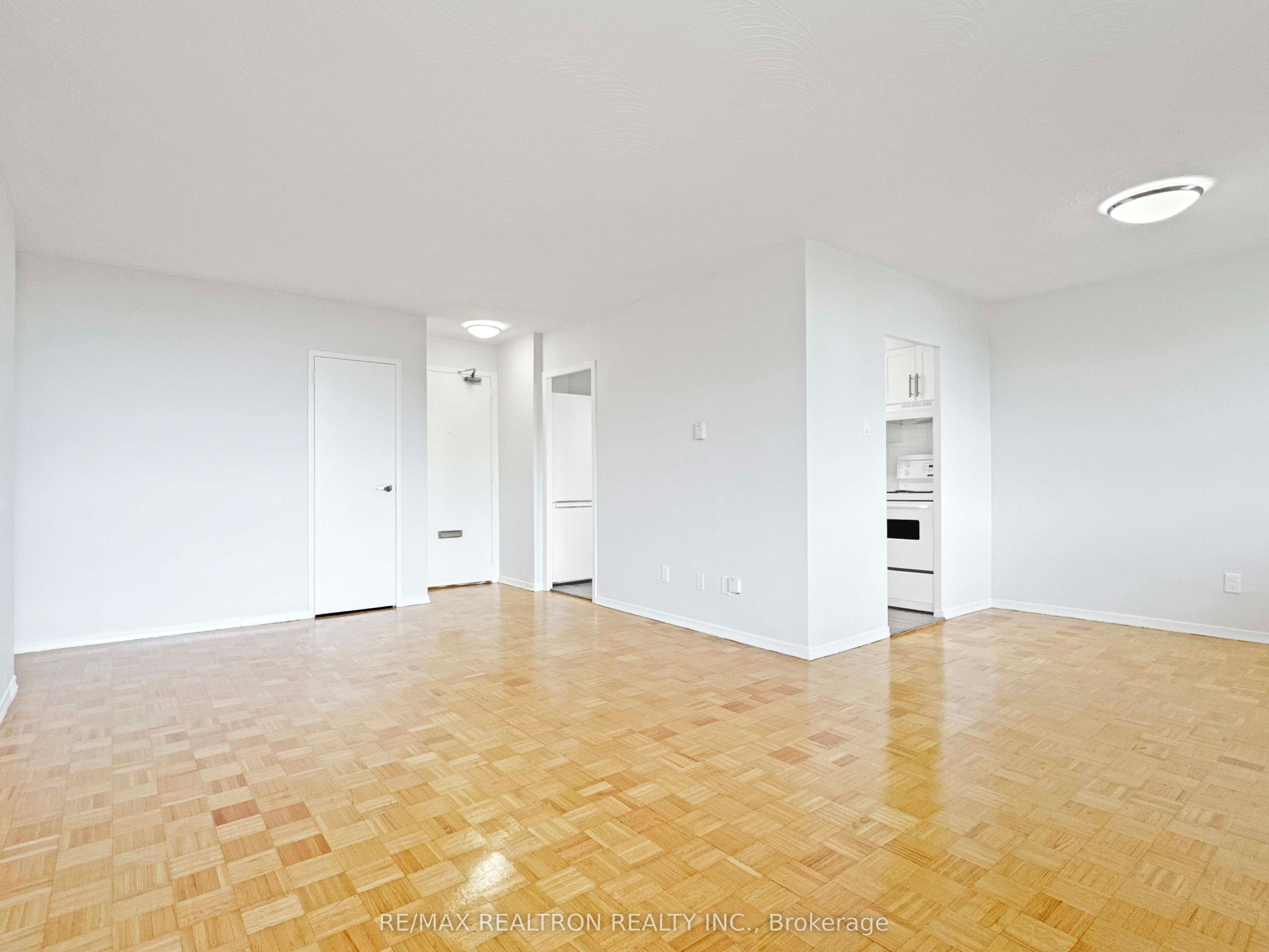 525 Eglinton Avenue E 804, Toronto, ON M4P 2P6 photo 3