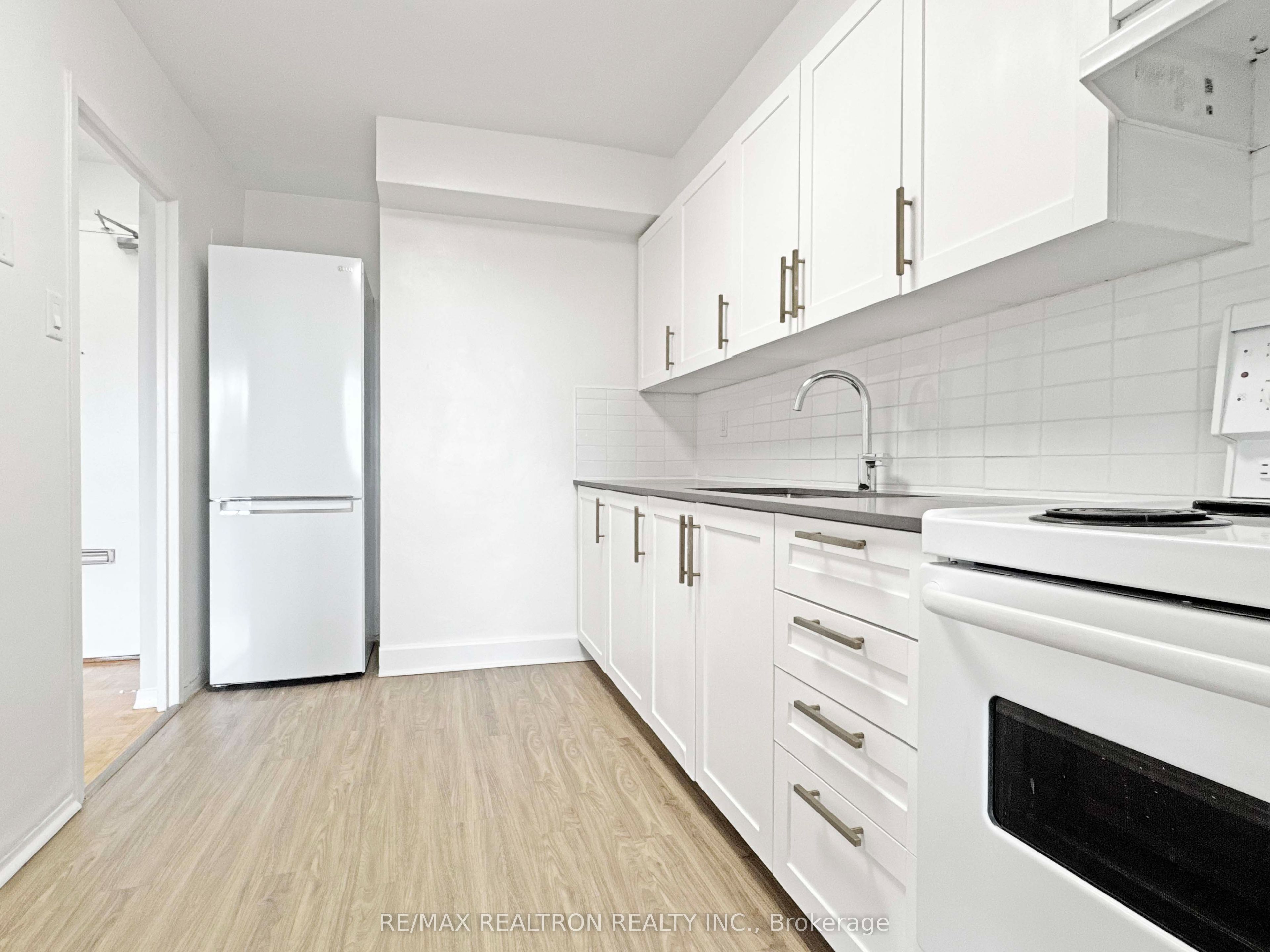 525 Eglinton Avenue E 804, Toronto, ON M4P 2P6 photo 4