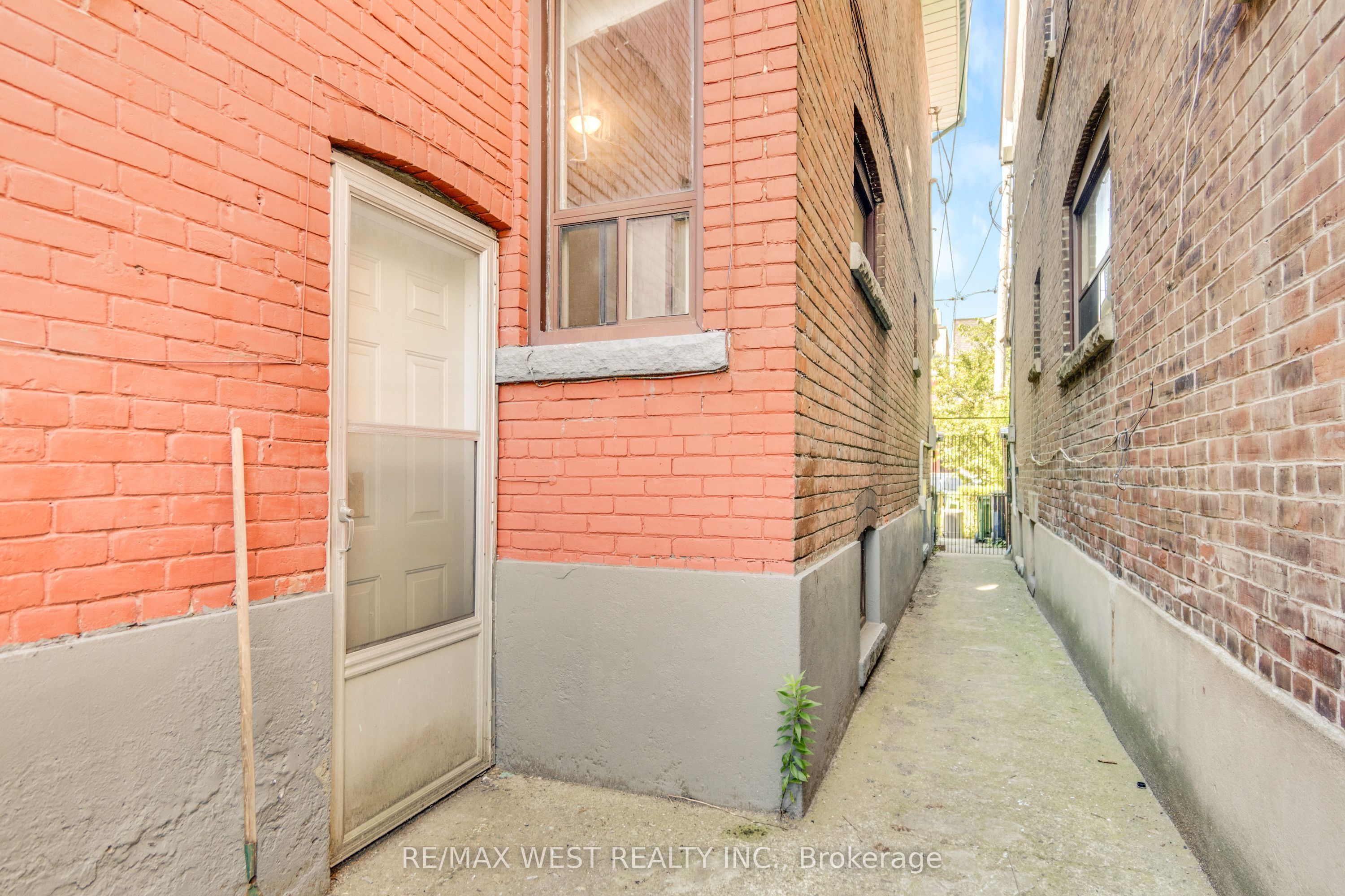 649 Crawford Street N, Toronto, ON M6G 3K1 photo 3